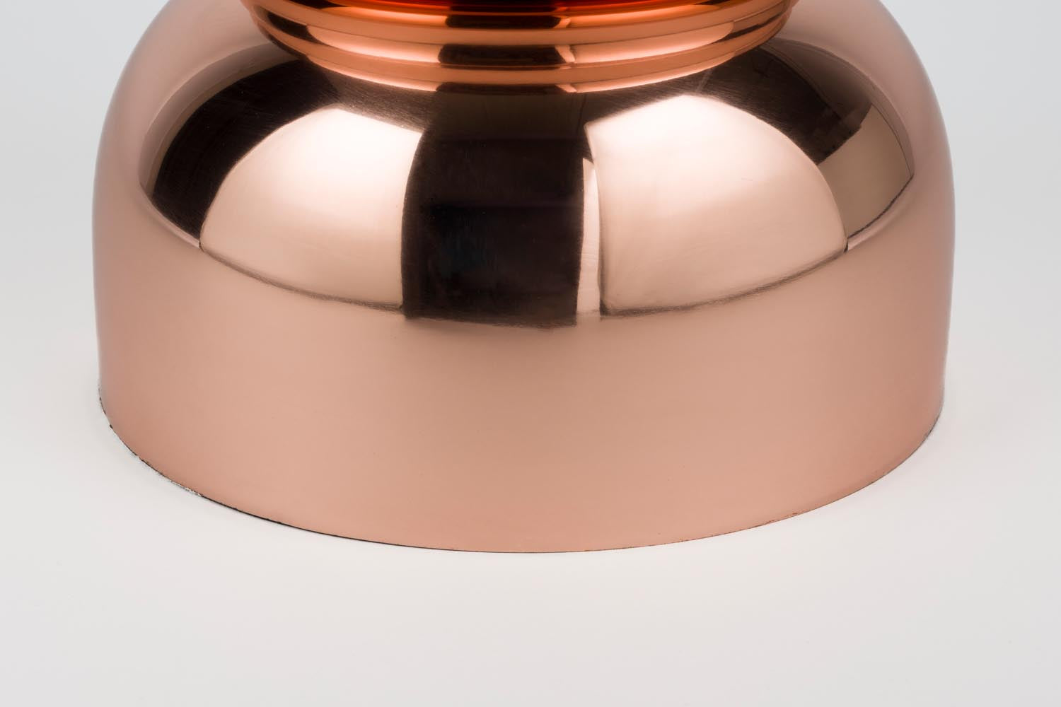 Entdecken Sie den Beistelltisch Kinga Copper von White Label Living – ein elegantes Design-Highlight, das jedem Raum einen Hauch von Luxus verleiht.