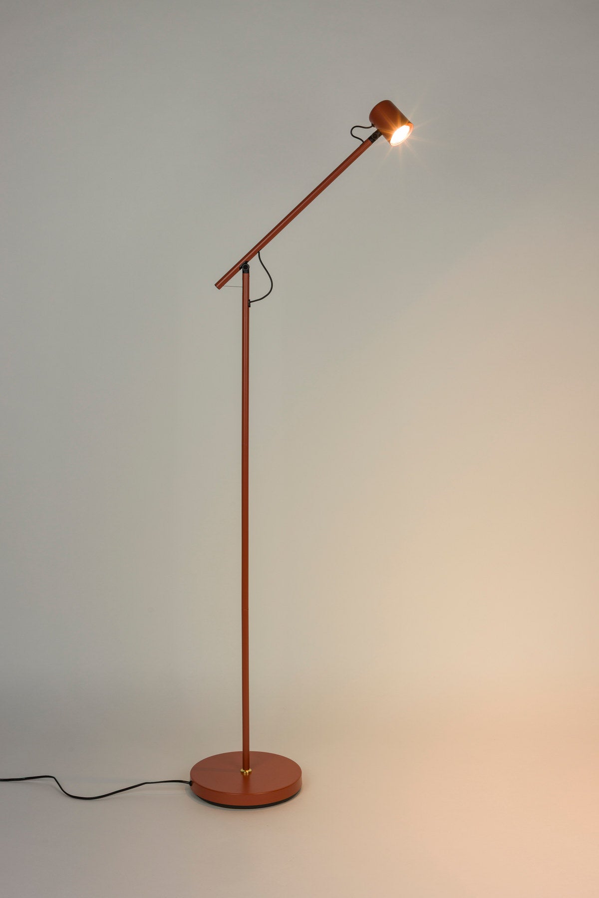 Stehlampe Aero in Rot präsentiert im Onlineshop von KAQTU Design AG. Stehleuchte ist von White Label Living