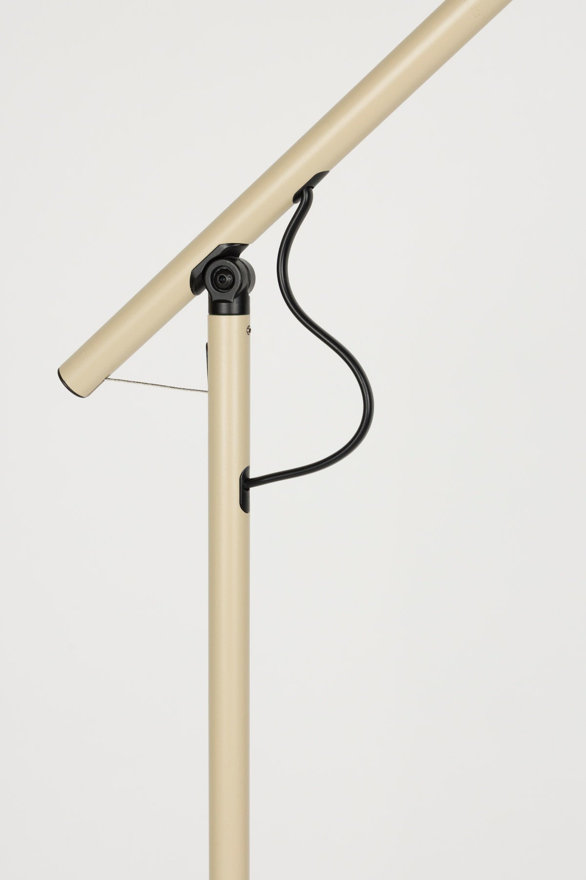 Stehlampe Aero in beige präsentiert im Onlineshop von KAQTU Design AG. Stehleuchte ist von White Label Living