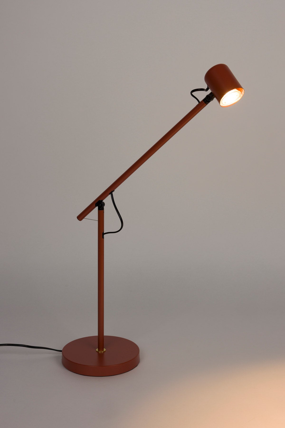 Stehlampe Aero in Rot präsentiert im Onlineshop von KAQTU Design AG. Stehleuchte ist von White Label Living