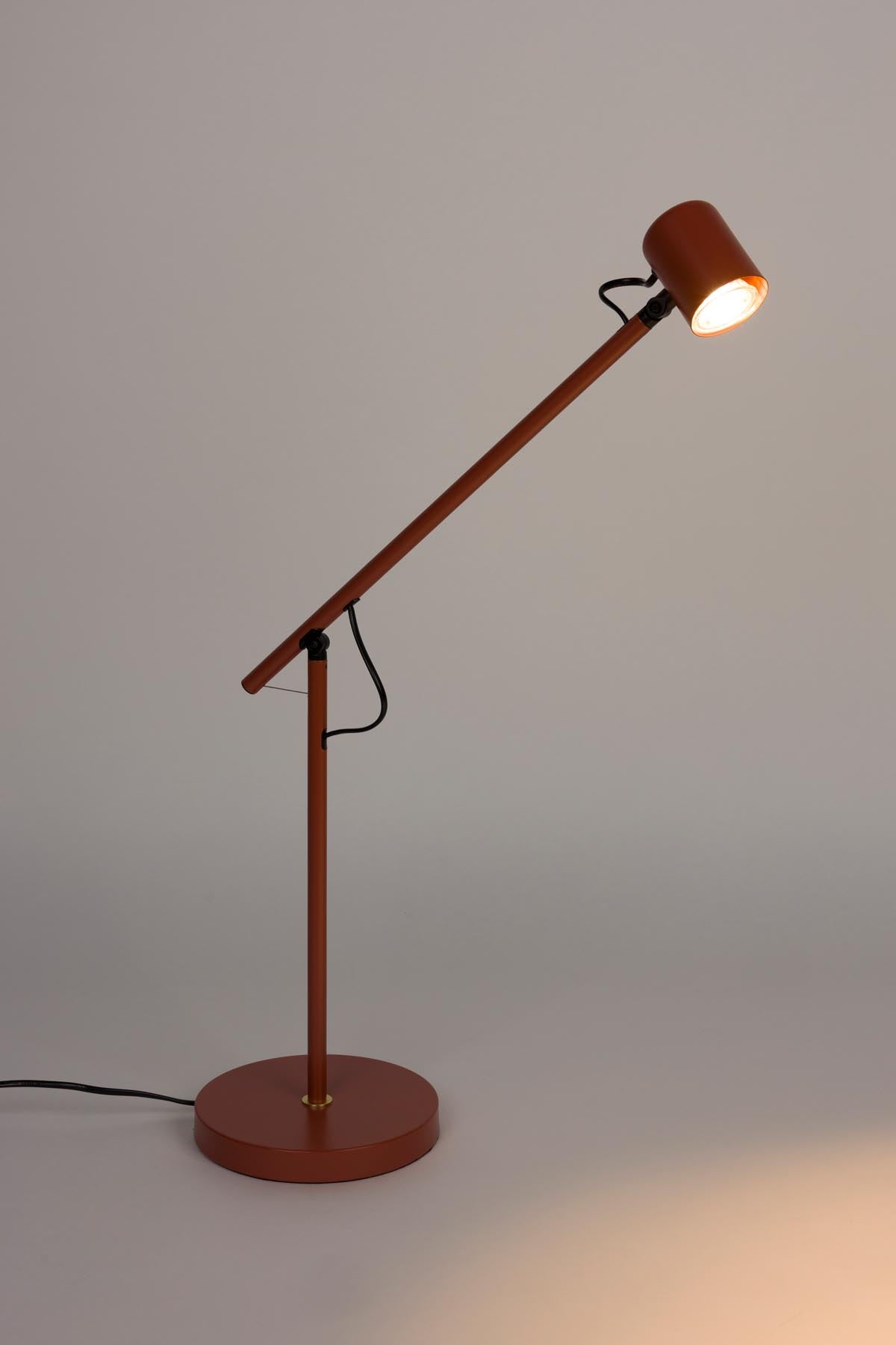 Stehlampe Aero in Rot präsentiert im Onlineshop von KAQTU Design AG. Stehleuchte ist von White Label Living