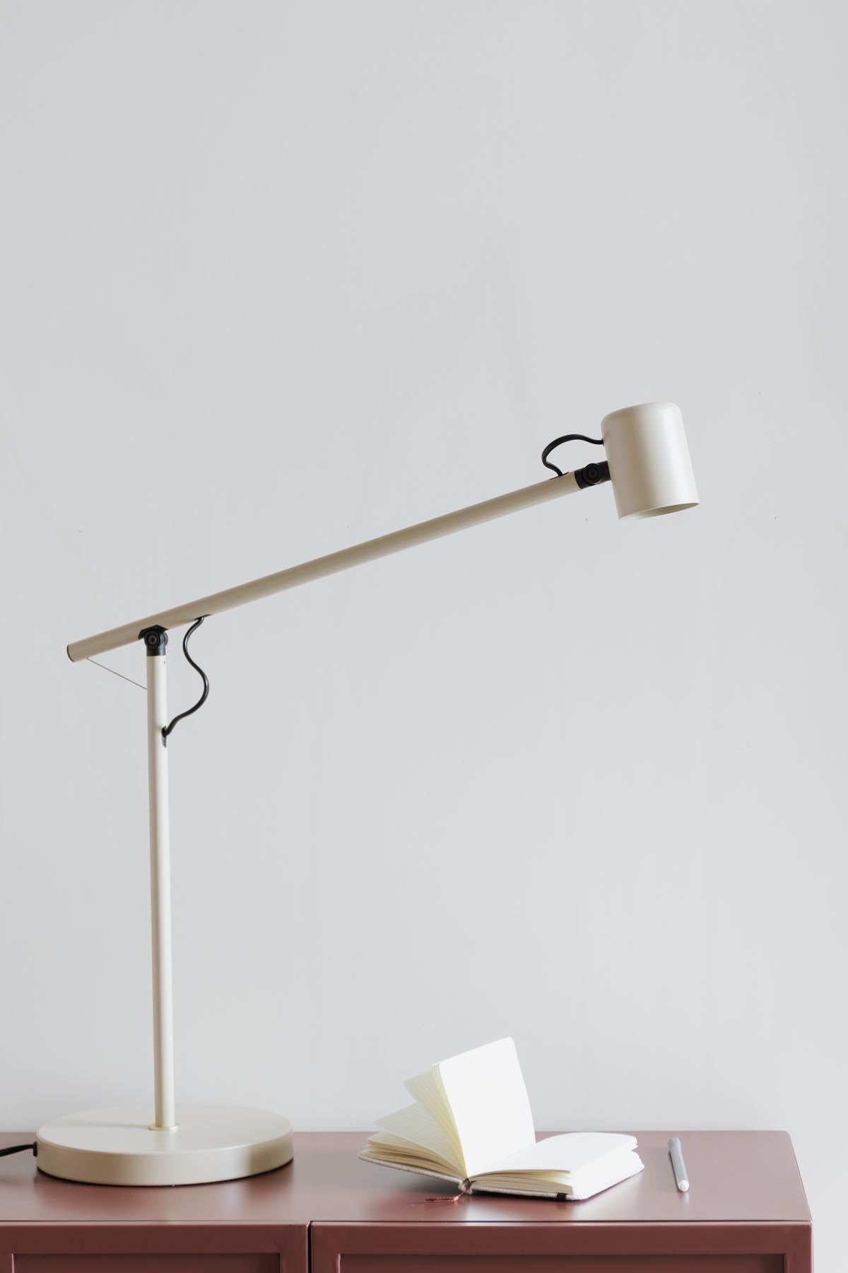 Stehlampe Aero in beige präsentiert im Onlineshop von KAQTU Design AG. Stehleuchte ist von White Label Living