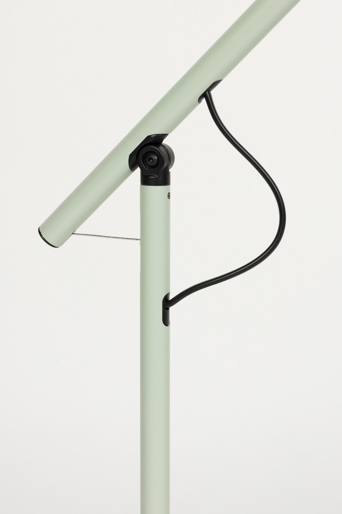 Stehlampe Aero in Grün präsentiert im Onlineshop von KAQTU Design AG. Stehleuchte ist von White Label Living