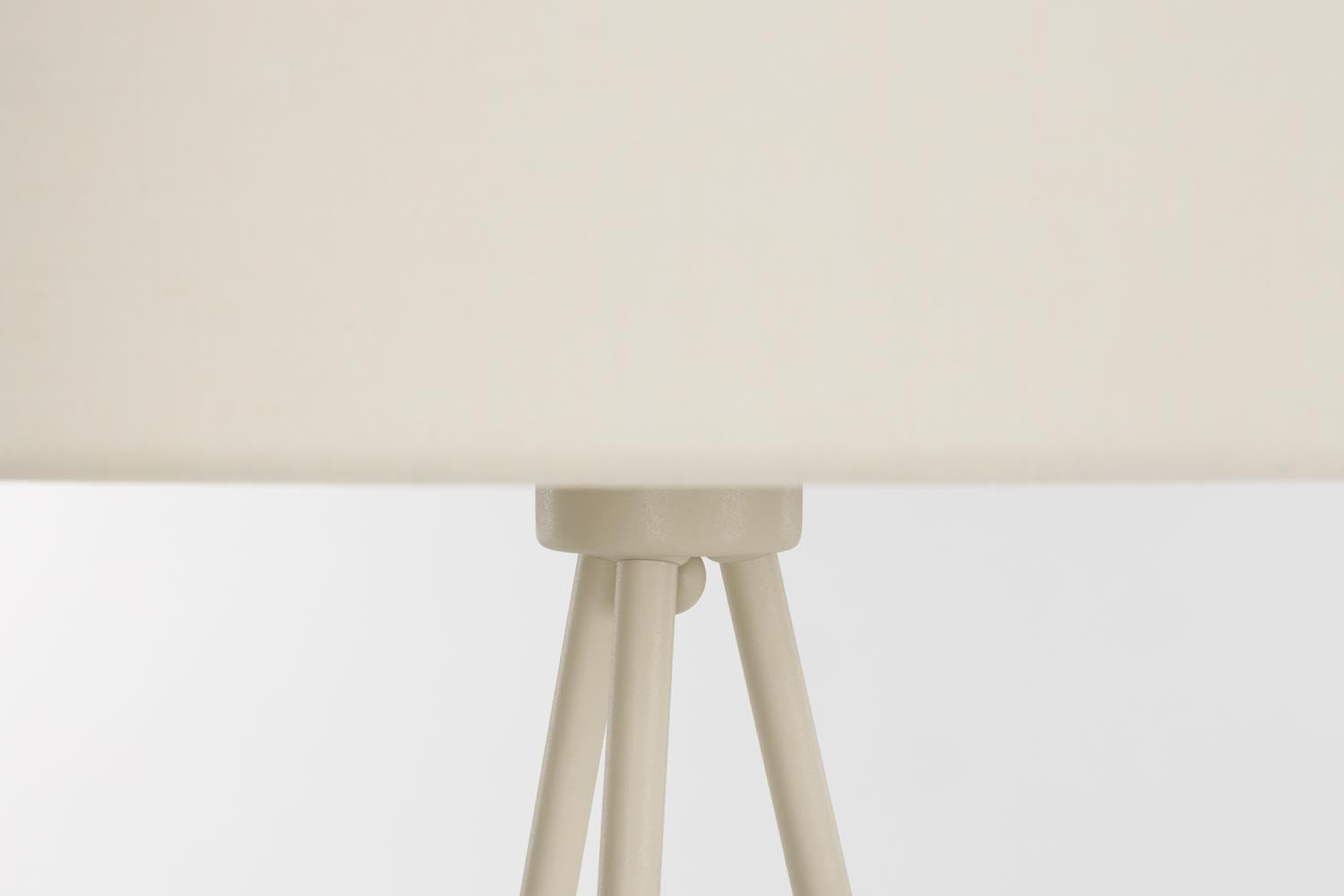 Die Stehleuchte Susie Beige von White Label Living kombiniert stilvolles Design mit praktischer Funktionalität und schafft eine einladende Atmosphäre.