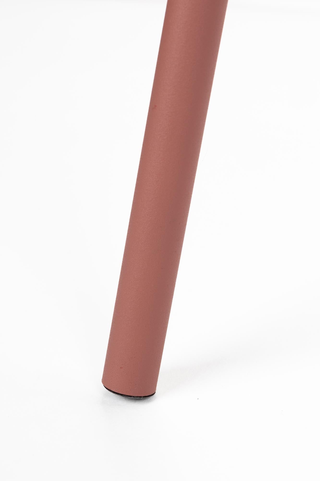 Verleihen Sie Ihrem Raum mit der Stehleuchte Susie Red von White Label Living einen Hauch von Eleganz – perfekt für stimmungsvolle Beleuchtung und modernes Design.