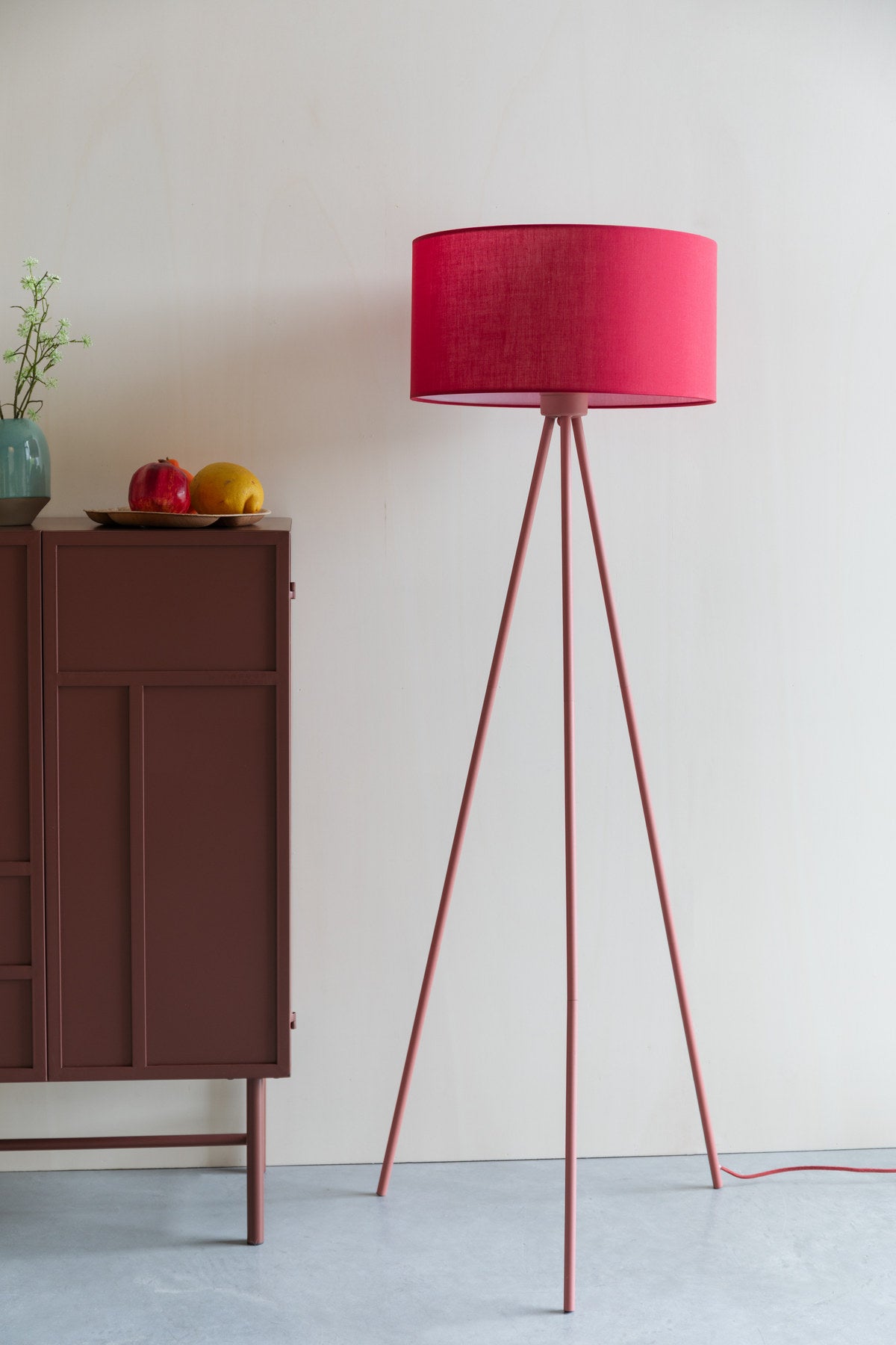 Stehleuchte Susie Red in Rot präsentiert im Onlineshop von KAQTU Design AG. Stehleuchte ist von White Label Living