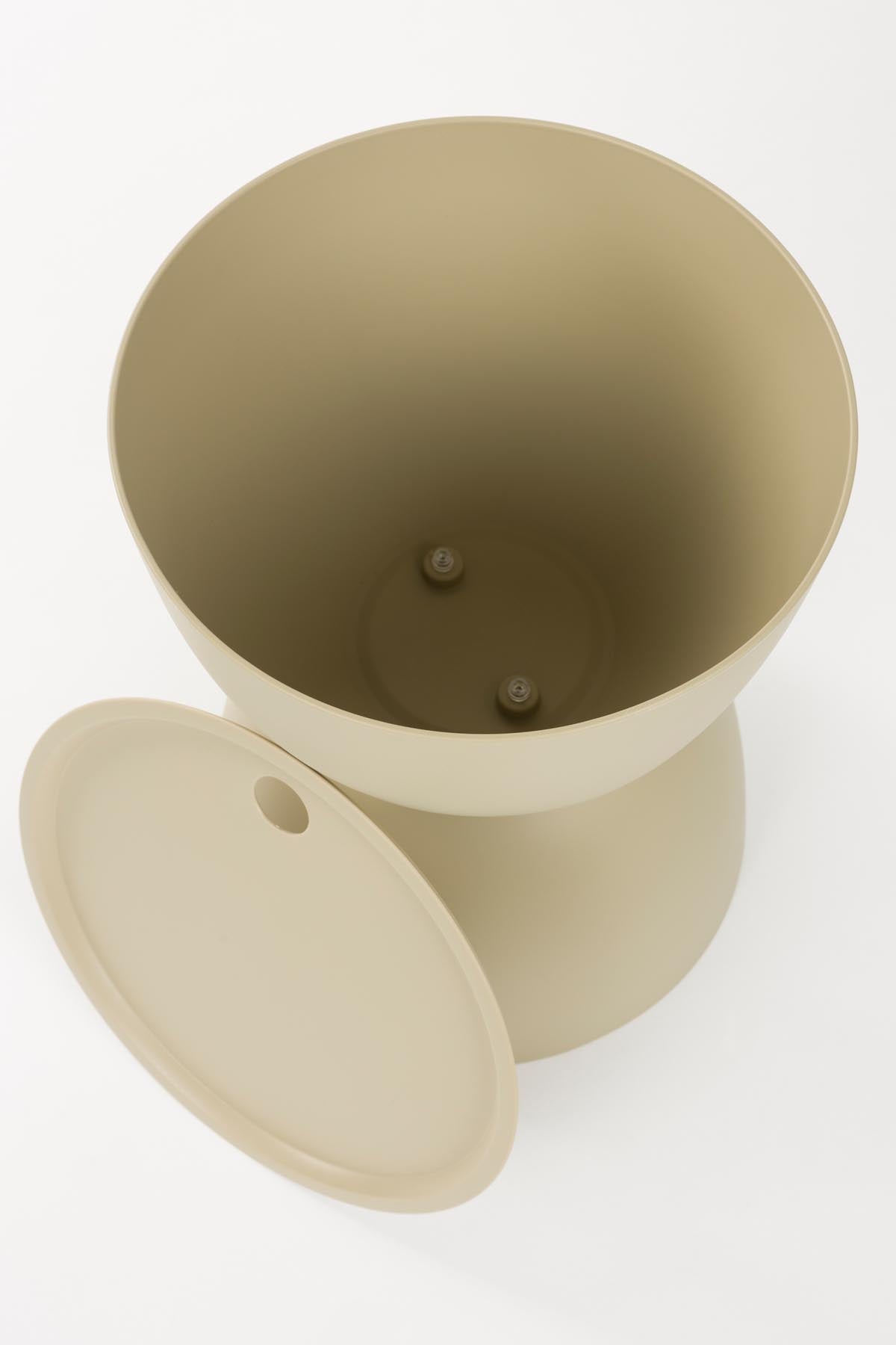 Beistelltisch Mara Outdoor in Beige aus mattem Kunststoff mit Sanduhr-Design und abnehmbarer Tischplatte, Outdoor-Möbel.
