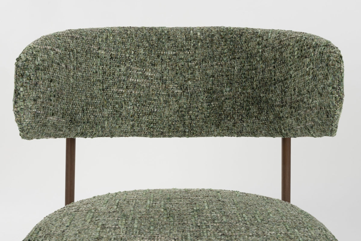 Stuhl Claes von White Label Living mit grünem Polyesterbezug, schwarzem Gestell und gepolstertem Sitz aus PU-Schaum.