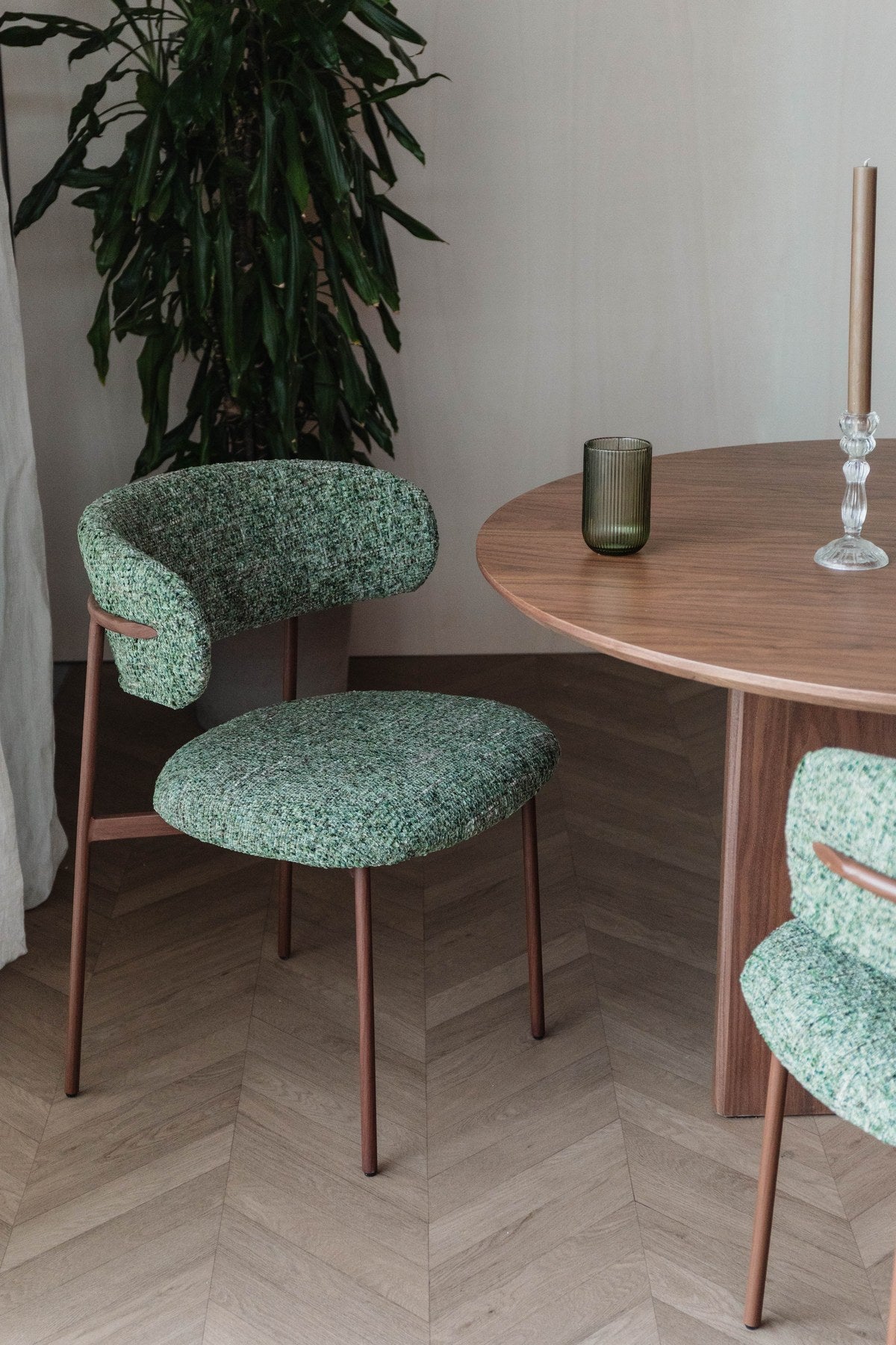 Stuhl Claes von White Label Living mit grünem Polyesterbezug, schwarzem Gestell und gepolstertem Sitz aus PU-Schaum.