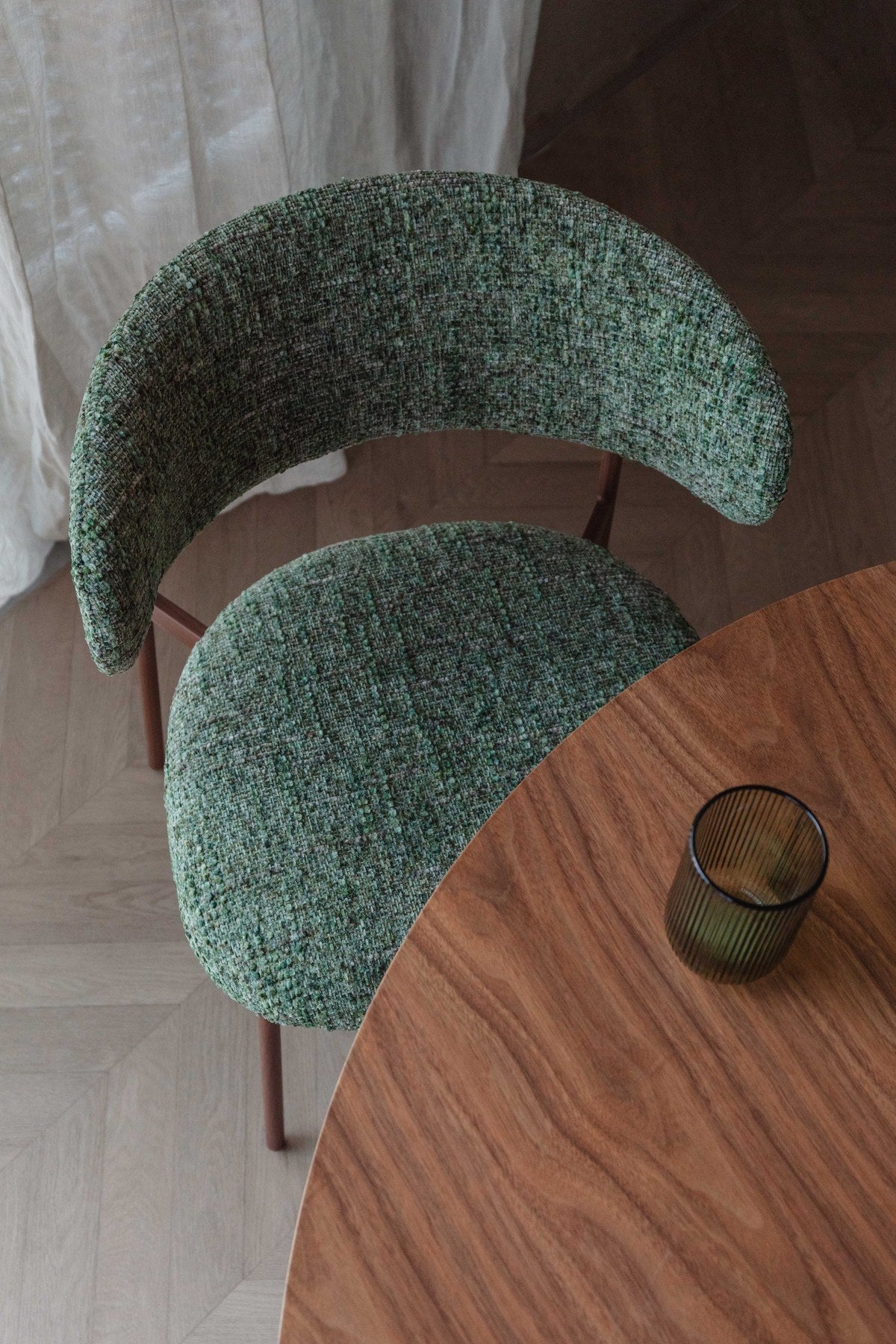 Stuhl Claes von White Label Living mit grünem Polyesterbezug, schwarzem Gestell und gepolstertem Sitz aus PU-Schaum.