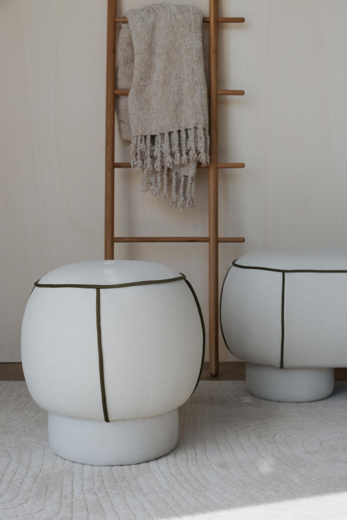 Hocker Marina in Rot präsentiert im Onlineshop von KAQTU Design AG. Hocker ist von White Label Living
