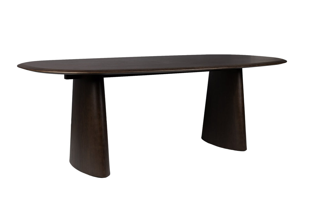 Esstisch Mandy von White Label Living mit ovaler Tischplatte aus Eschenfurnier, schwarzem Gestell und dunklem Walnussfarbton.