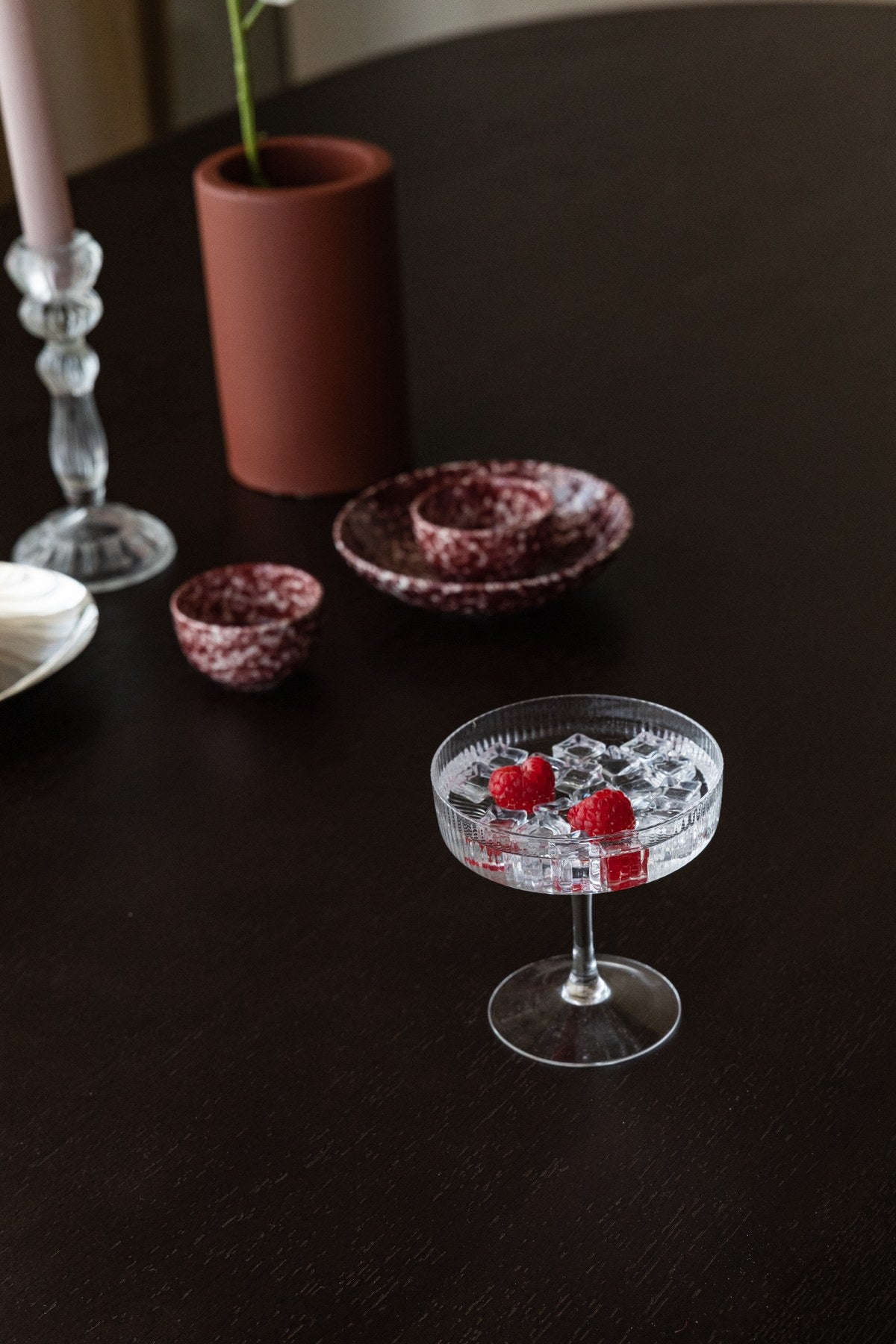 Esstisch Mandy von White Label Living mit ovaler Tischplatte aus Eschenfurnier, schwarzem Gestell und dunklem Walnussfarbton.
