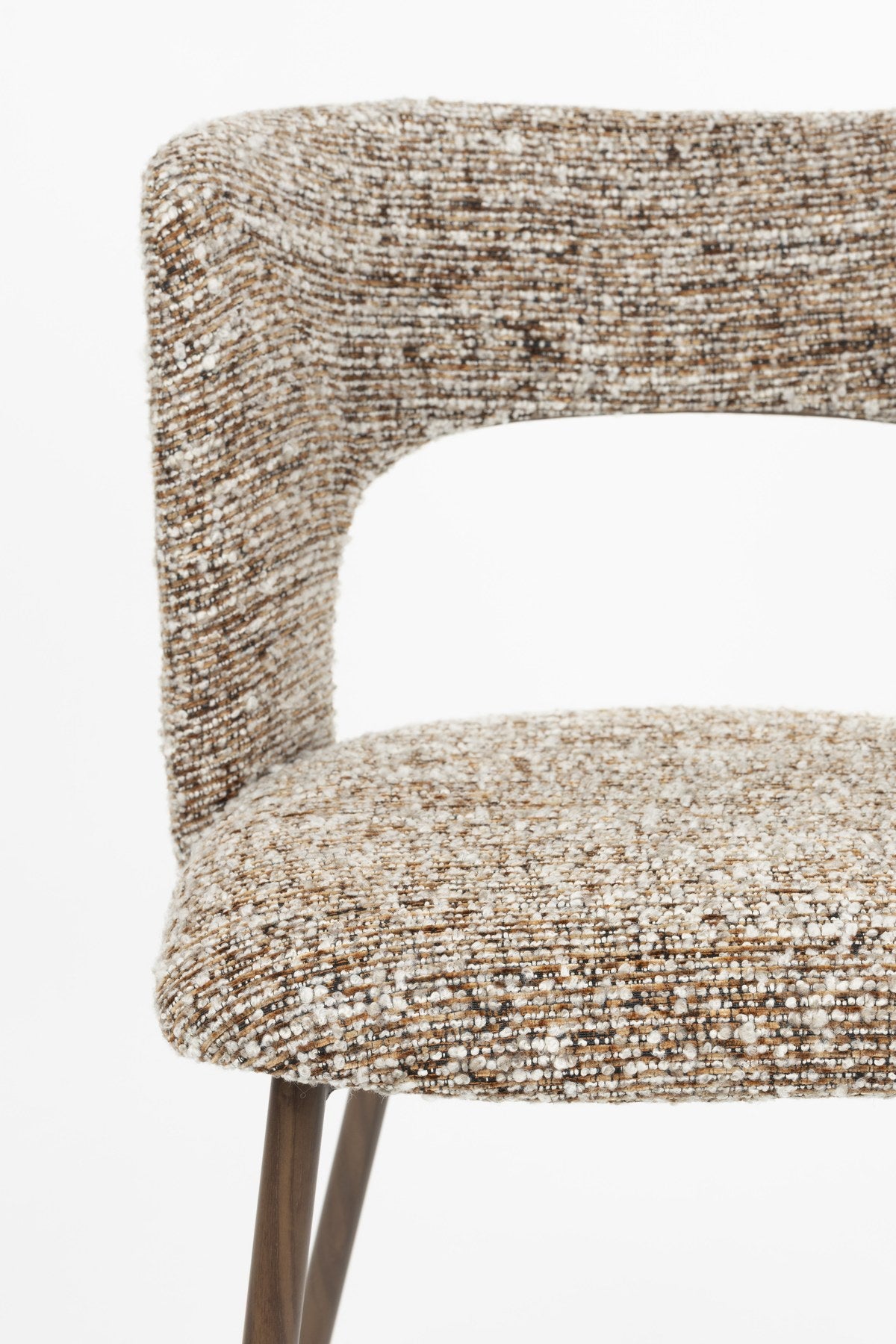 Stuhl Chelsea von White Label Living mit beigem, grob gewebtem Polsterbezug und schlankem Gestell mit bogenförmiger Rückenlehne.