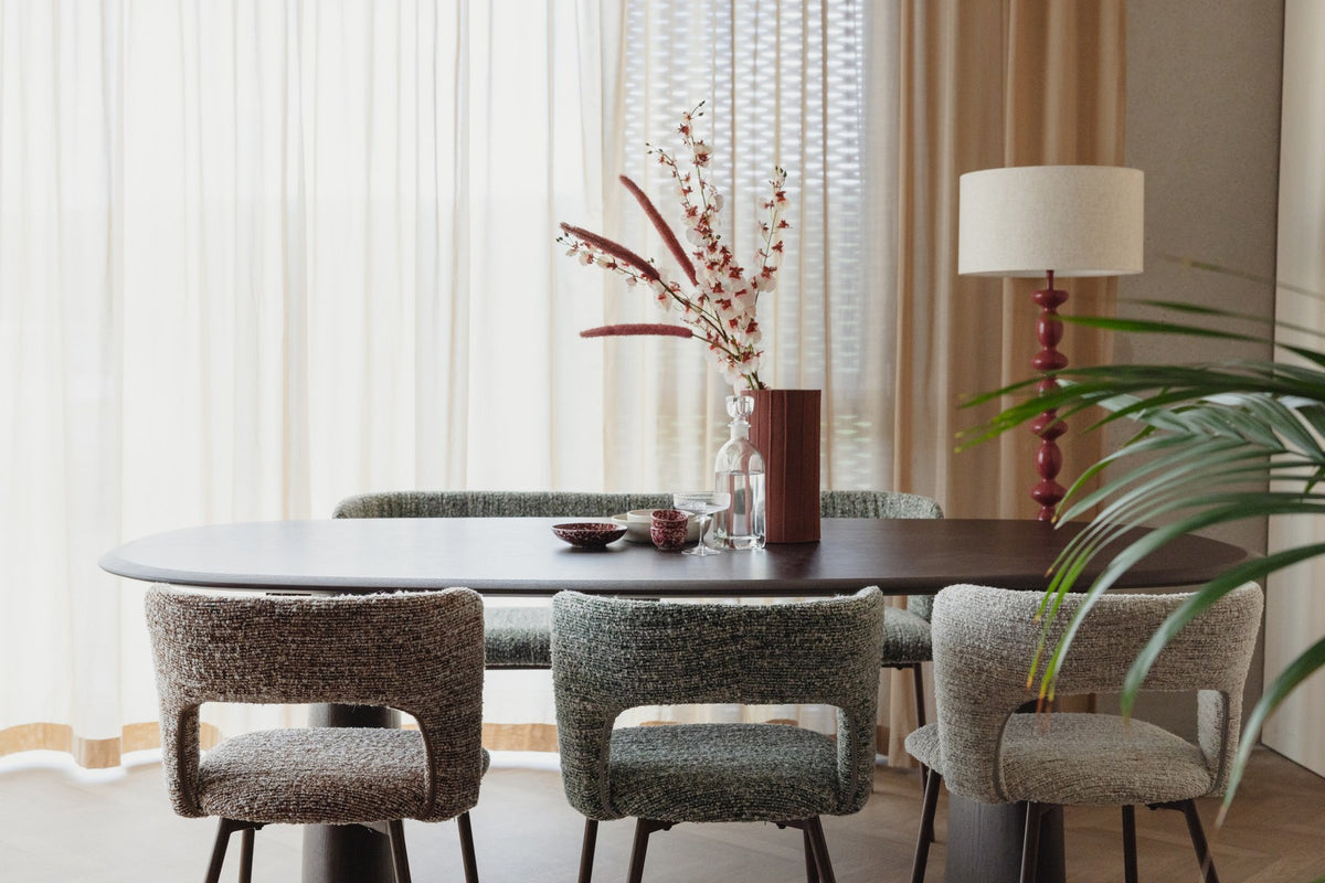 Stuhl Chelsea von White Label Living mit beigem, grob gewebtem Polsterbezug und schlankem Gestell mit bogenförmiger Rückenlehne.