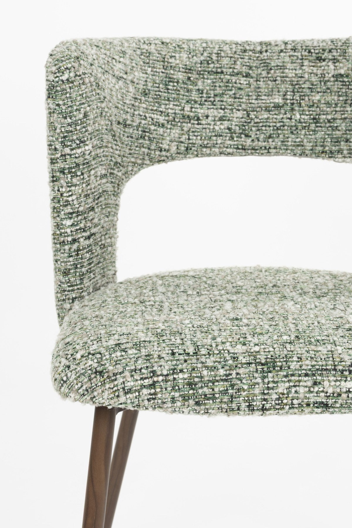 Stuhl Chelsea von White Label Living mit beigem, grob gewebtem Polsterbezug und schlankem Gestell mit bogenförmiger Rückenlehne.