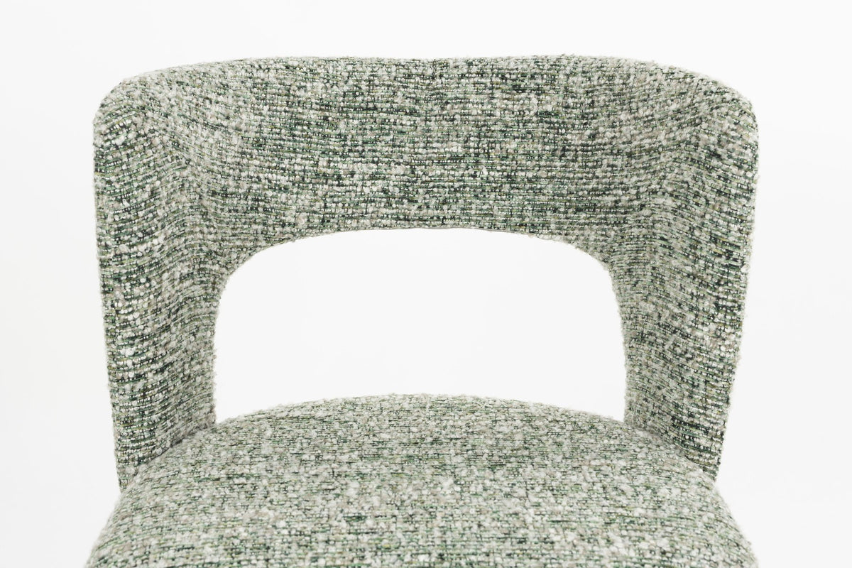 Stuhl Chelsea von White Label Living mit beigem, grob gewebtem Polsterbezug und schlankem Gestell mit bogenförmiger Rückenlehne.