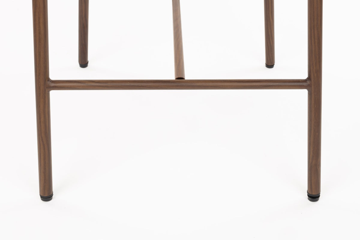 Barhocker Chelsea von White Label Living mit gepolstertem Sitz in Beige, Gestell aus Birkenholz mit bogenförmiger Rückenlehne.