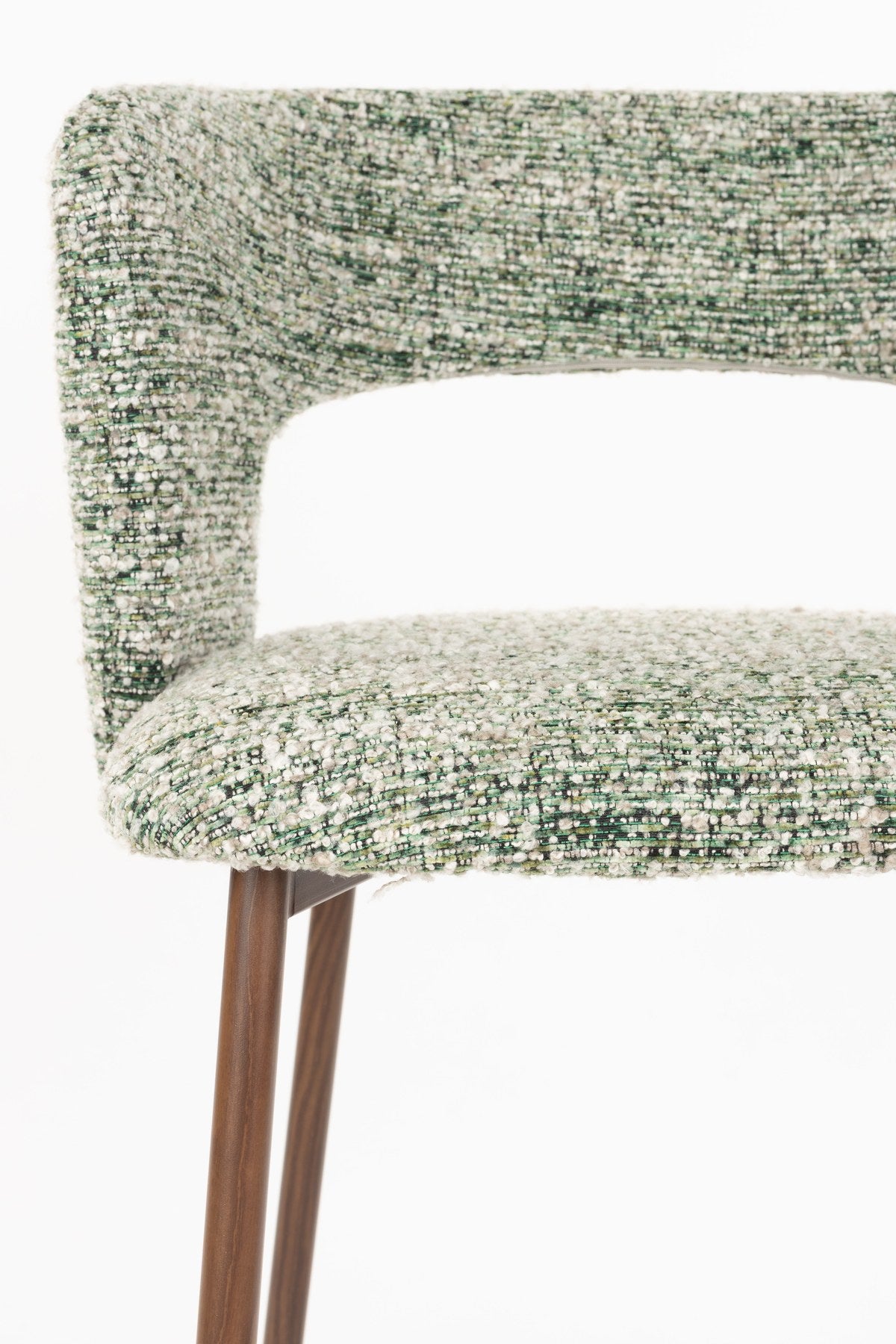 Barhocker Chelsea von White Label Living mit gepolstertem Sitz in Beige, Gestell aus Birkenholz mit bogenförmiger Rückenlehne.