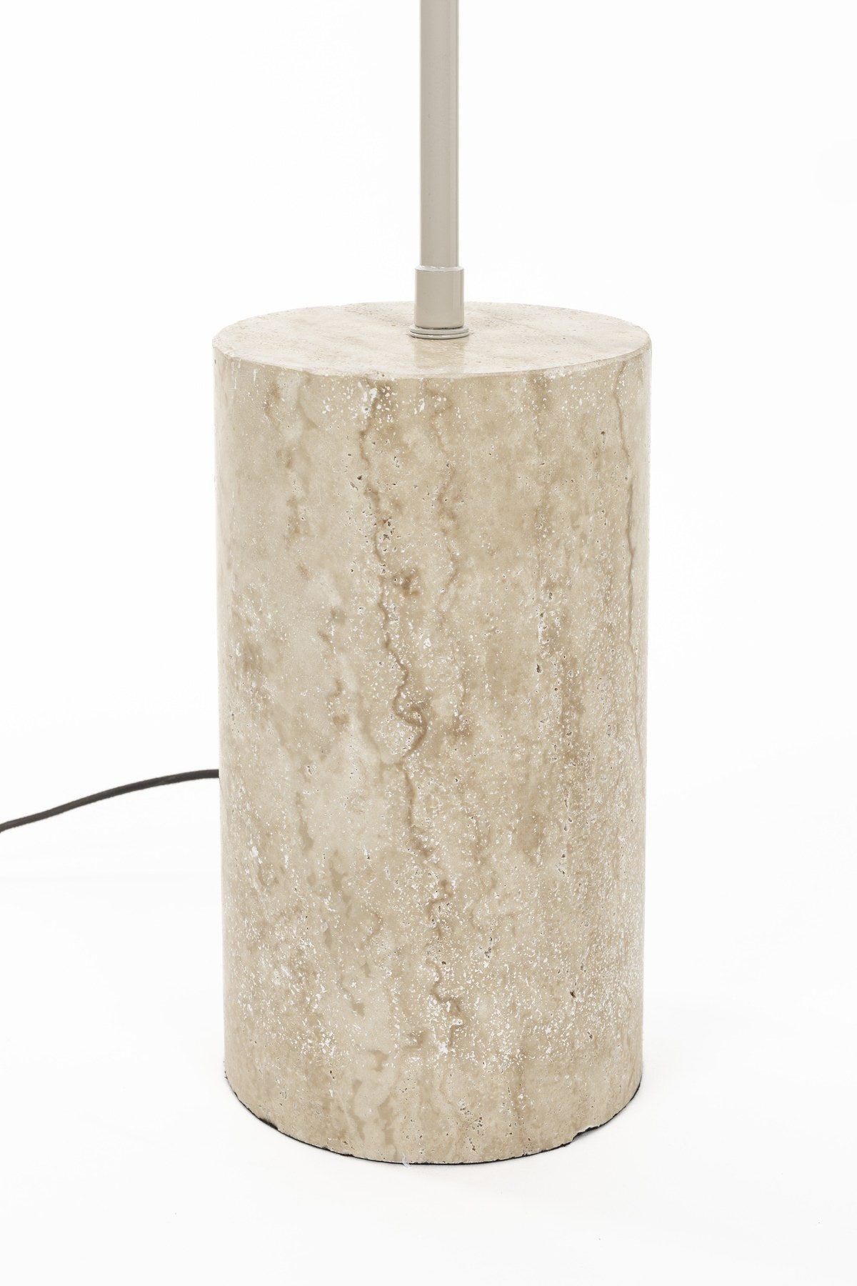 Stehleuchte Enno von White Label Living: grauer Metallschirm, gebogener Metallarm und zylindrischer Travertin-Fuss in schlankem Design.