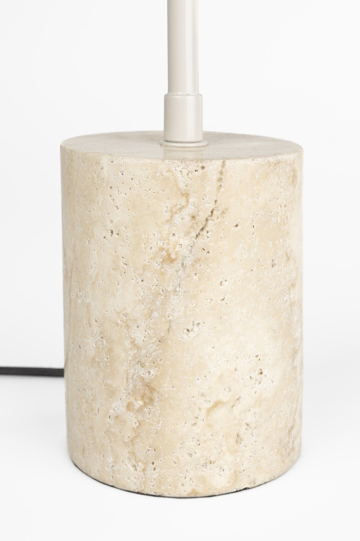 Graue Tischleuchte Desk Lamp Enno mit zylindrischem Travertin-Fuss, Bogen und Lampenschirm aus Eisen sowie schwarzem Kabel, Modell von White Label Living.