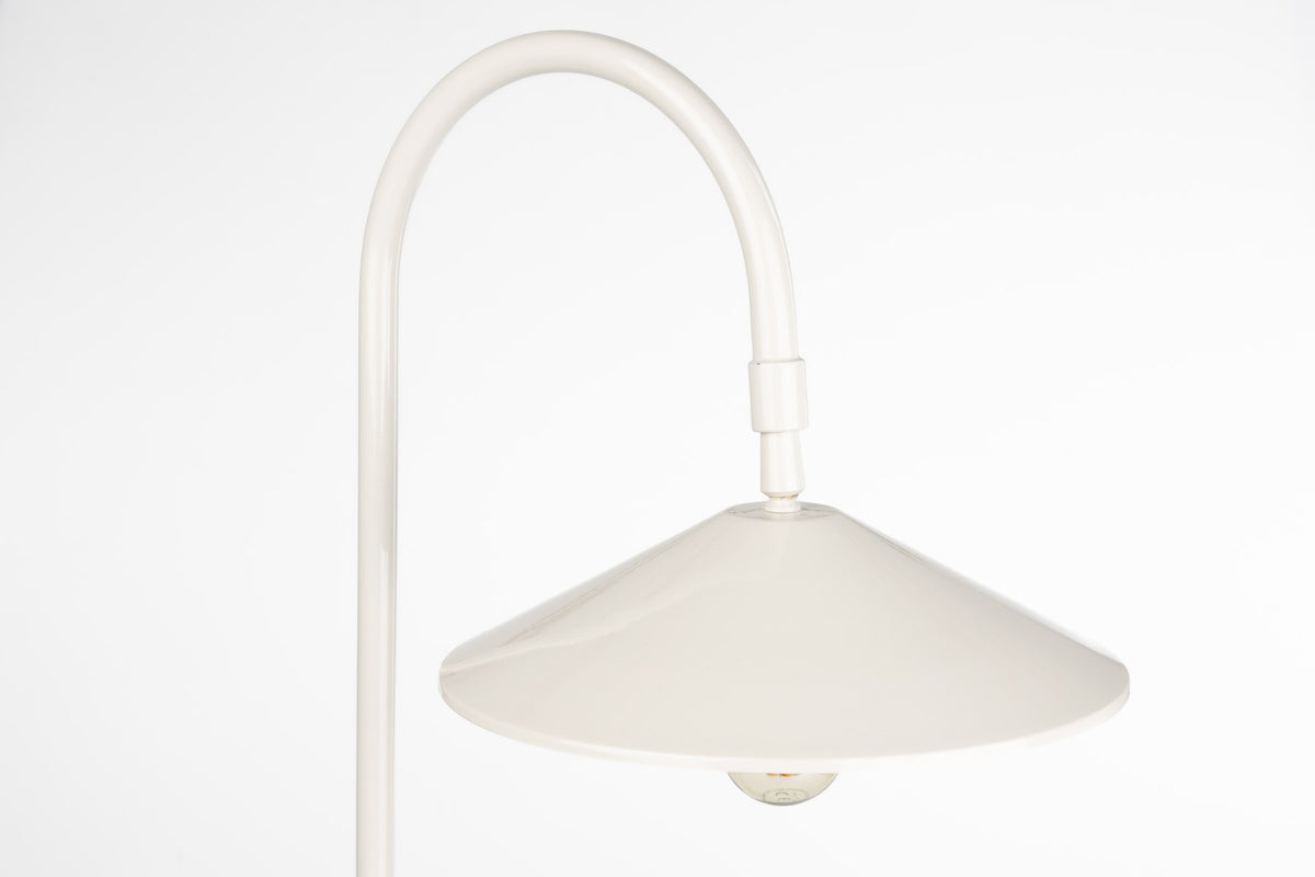 Graue Tischleuchte Desk Lamp Enno mit zylindrischem Travertin-Fuss, Bogen und Lampenschirm aus Eisen sowie schwarzem Kabel, Modell von White Label Living.