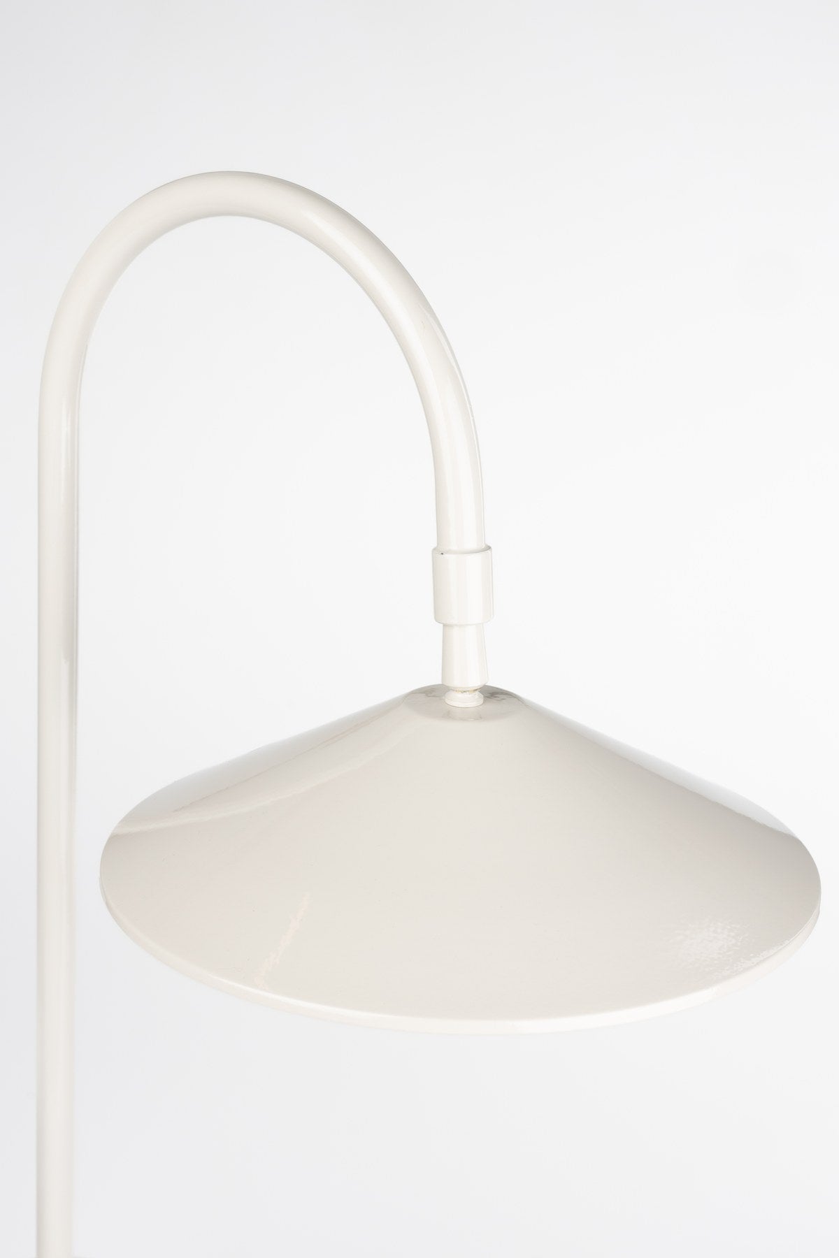 Graue Tischleuchte Desk Lamp Enno mit zylindrischem Travertin-Fuss, Bogen und Lampenschirm aus Eisen sowie schwarzem Kabel, Modell von White Label Living.