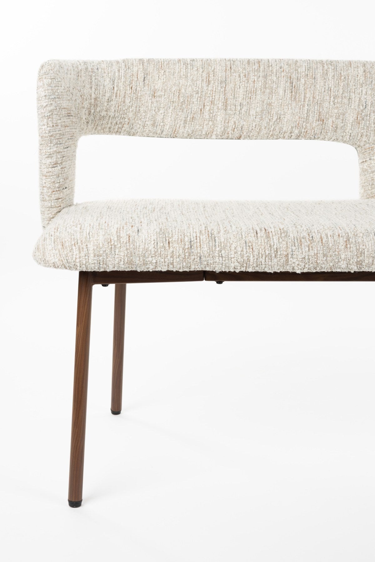 Beige gepolsterte Sitzbank Chelsea mit Gestell aus Birkenholz, Sitzfläche bezogen mit grob gewebtem, meliertem Stoff, schlankes Design.