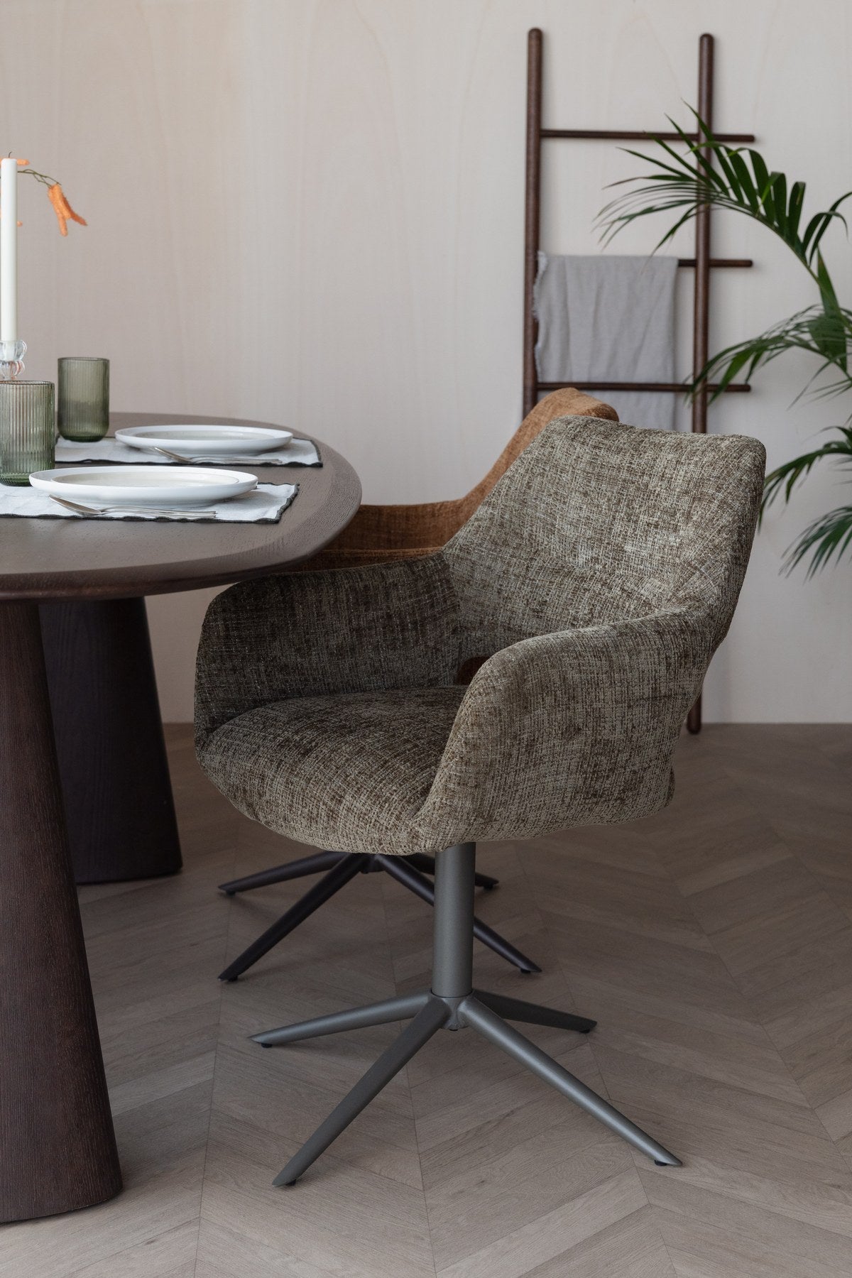 Armlehnstuhl Merel von White Label Living, brauner gewebter Stoffbezug, gepolsterte Sitzschale, drehbares Metallgestell mit vier Beinen.