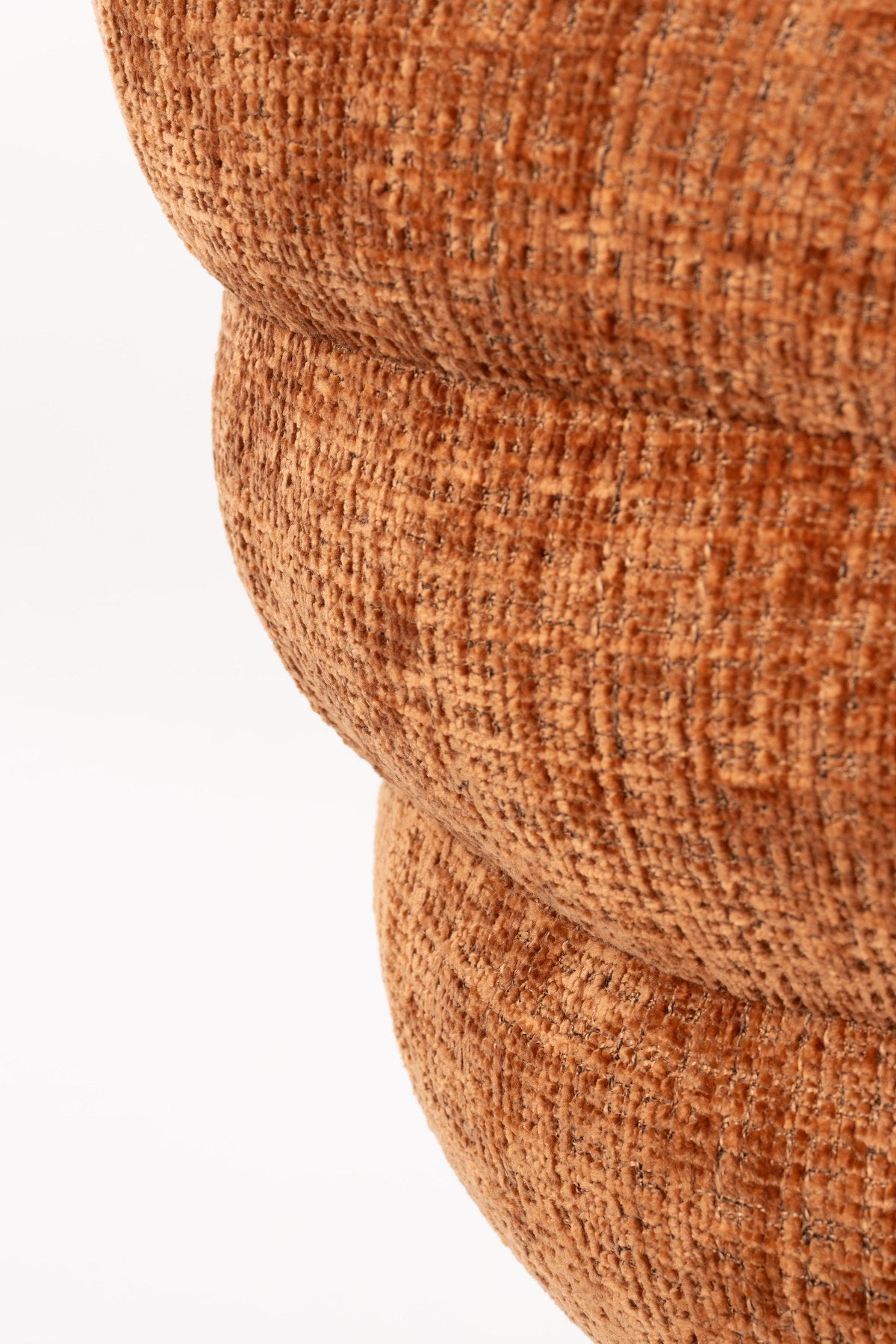 Armlehnstuhl Marjolein von White Label Living mit gepolsterter, halbkreisförmiger Sitzschale aus Polyester und Metallgestell in Beige.