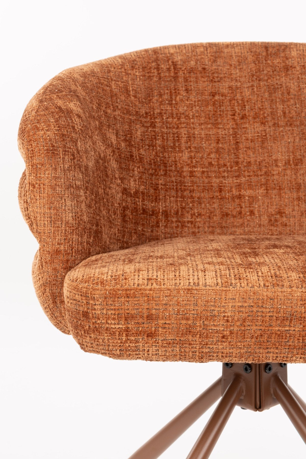 Armlehnstuhl Marjolein von White Label Living mit gepolsterter, halbkreisförmiger Sitzschale aus Polyester und Metallgestell in Beige.