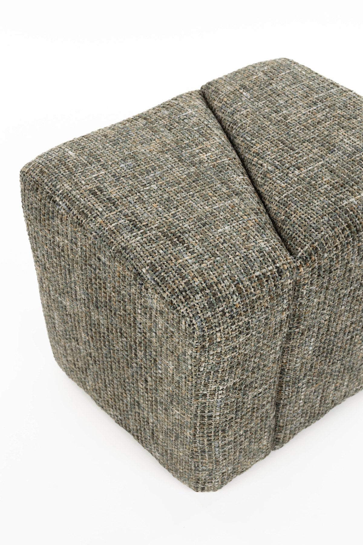 Grüner gepolsterter Hocker mit meliertem Stoffbezug, aus schrägen Flächen gefertigt, Modell Stool Dance Green von White Label Living.