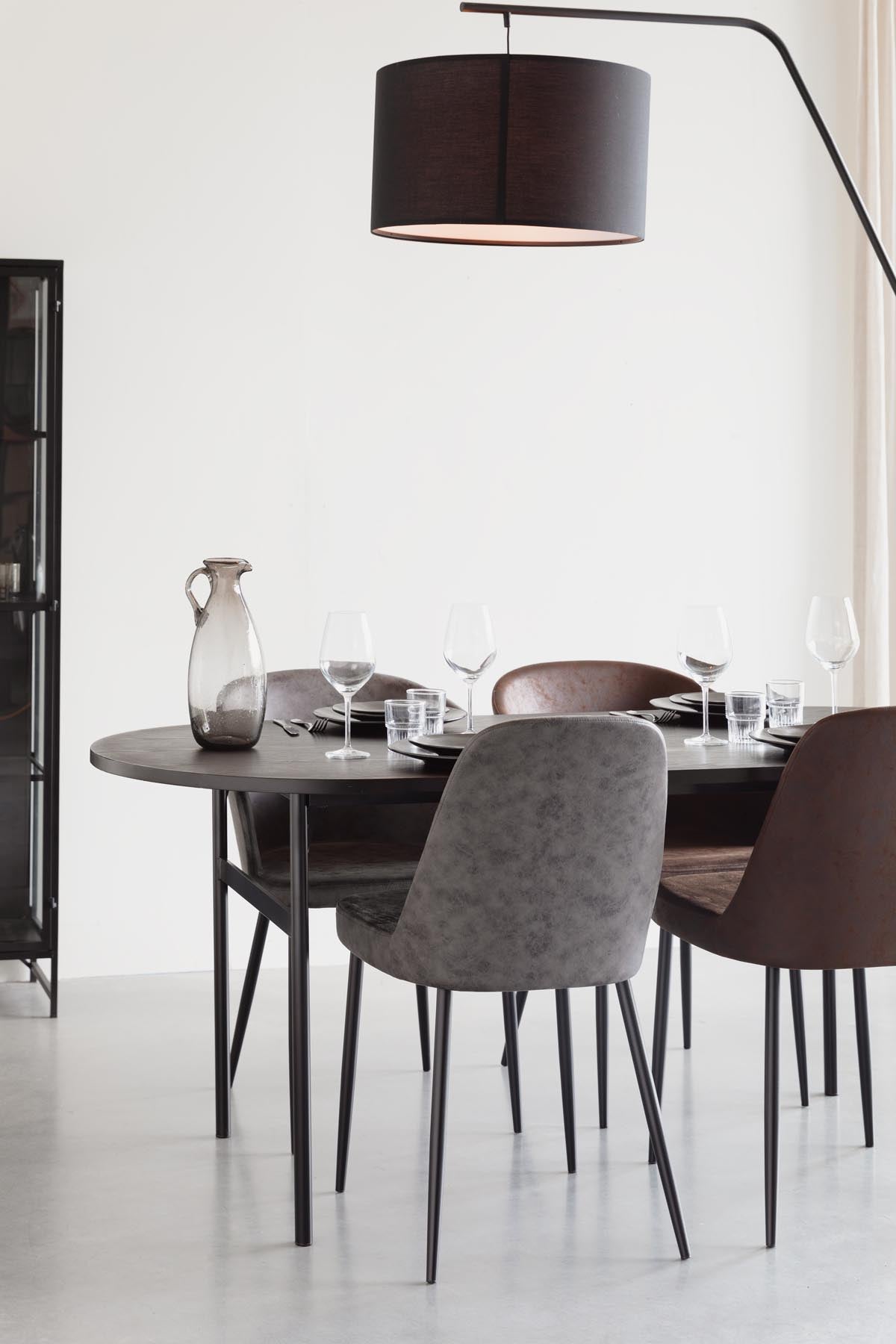 Eleganter Stuhl Alana in Grau von White Label Living, ideal für stilvolle Wohnräume und moderne Einrichtungskonzepte.