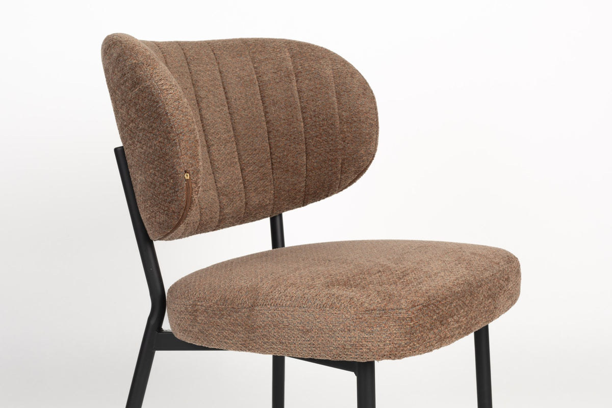 Stuhl Sanne mit gepolstertem Sitz aus Polyester-Gewebe, Schale aus Birkensperrholz und schwarzem Stahlrahmen, Rückenlehne mit Ziersteppmuster.