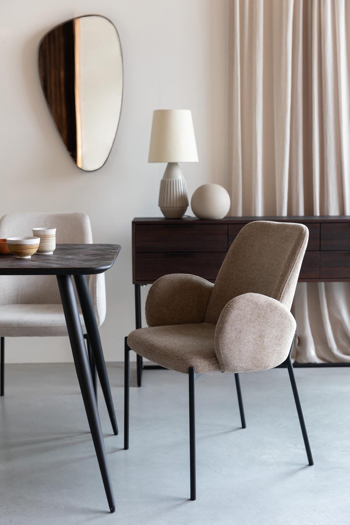 Tjarda Stuhl Braun in Braun präsentiert im Onlineshop von KAQTU Design AG. Stuhl mit Armlehne ist von White Label Living