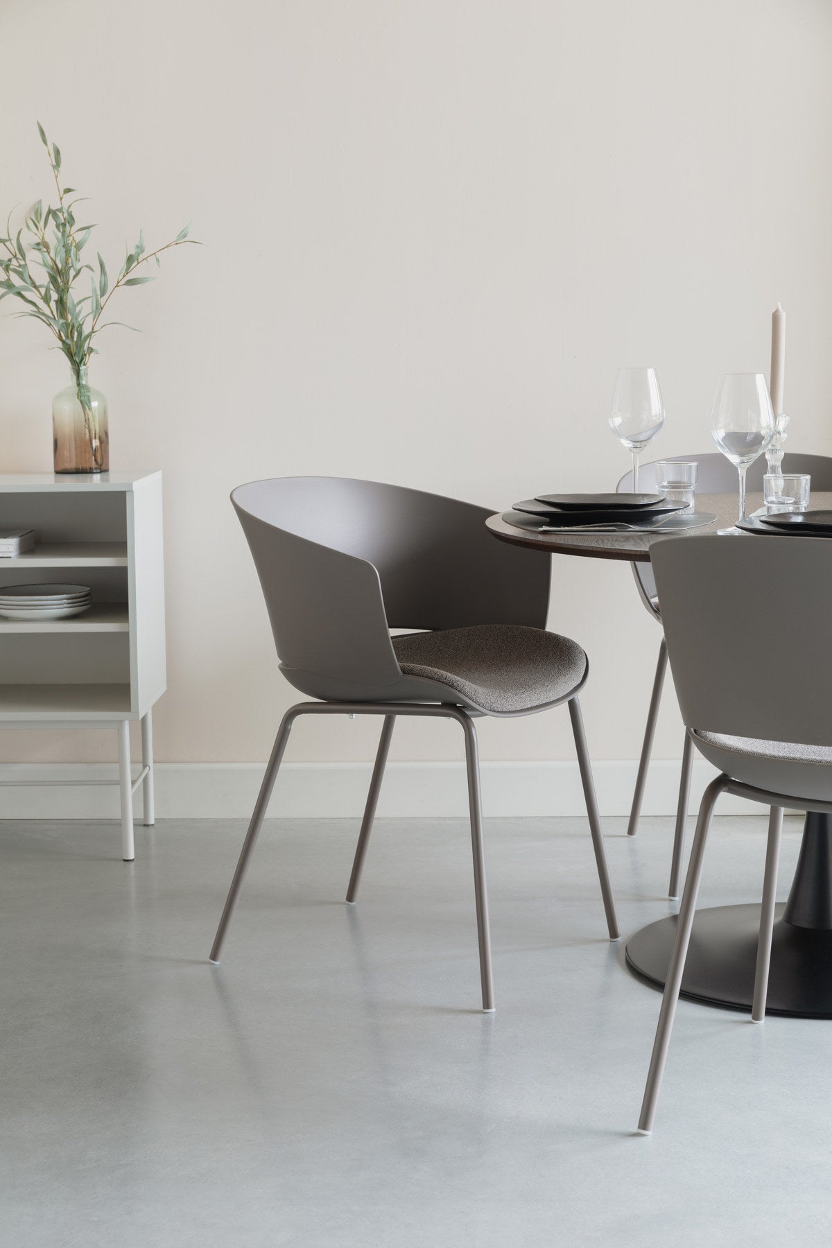 Stuhl Jessica Grey in Grau präsentiert im Onlineshop von KAQTU Design AG. Stuhl mit Armlehne ist von White Label Living