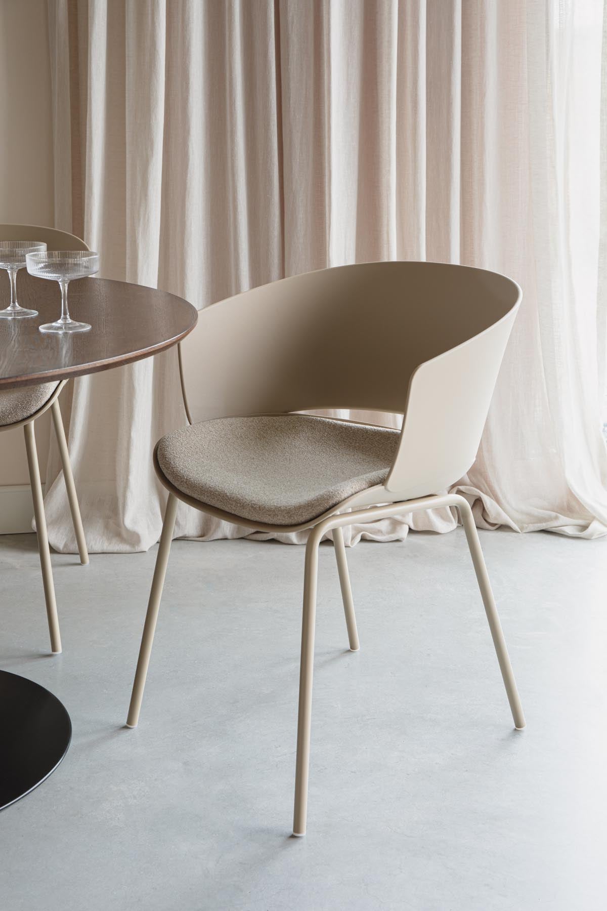 Stuhl Jessica Beige in beige präsentiert im Onlineshop von KAQTU Design AG. Stuhl mit Armlehne ist von White Label Living