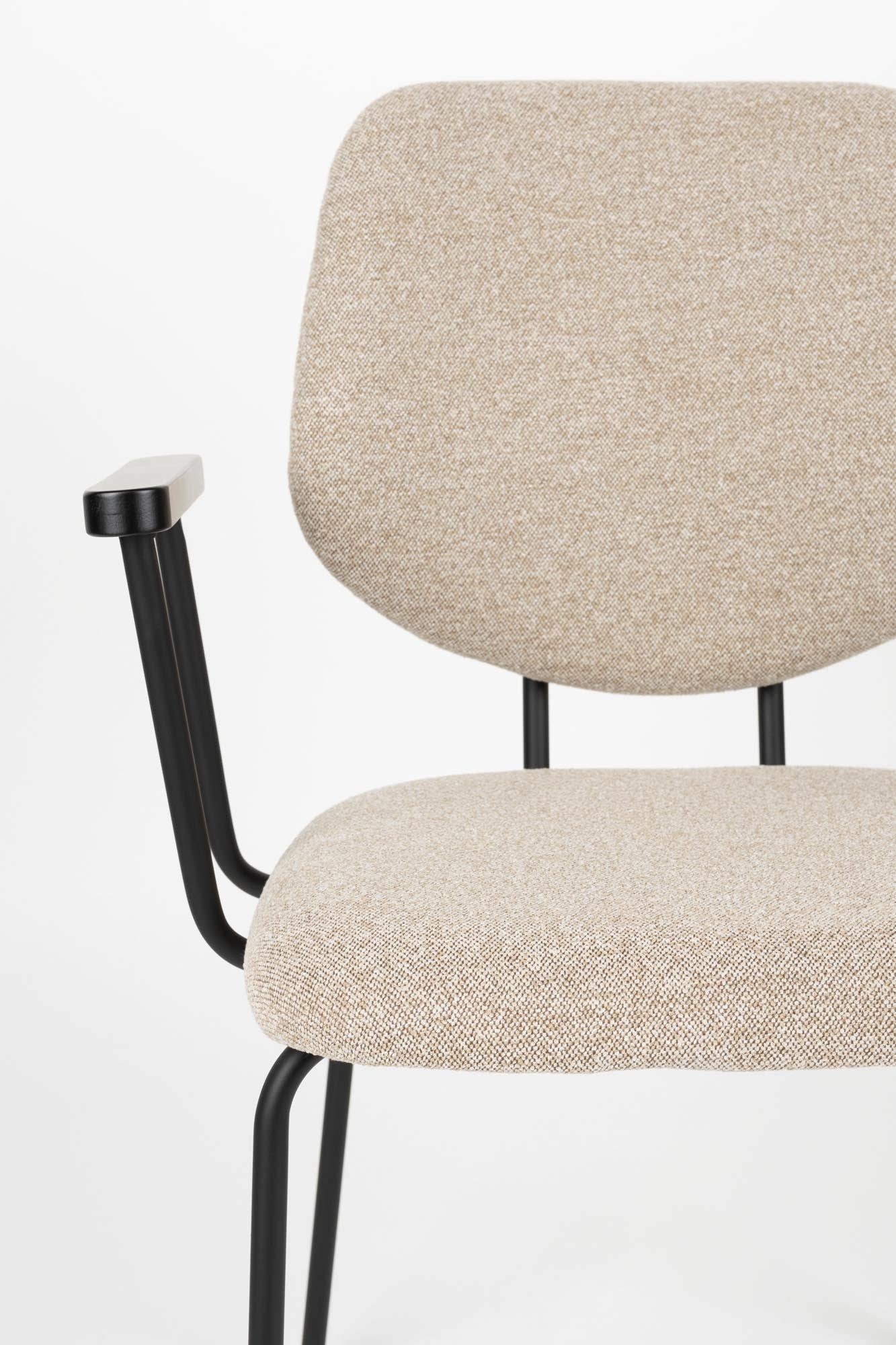 Erleben Sie den Zelo Armlehnstuhl in Beige von White Label Living – ein eleganter und bequemer Stuhl, der jedem Esszimmer einen modernen Touch verleiht!