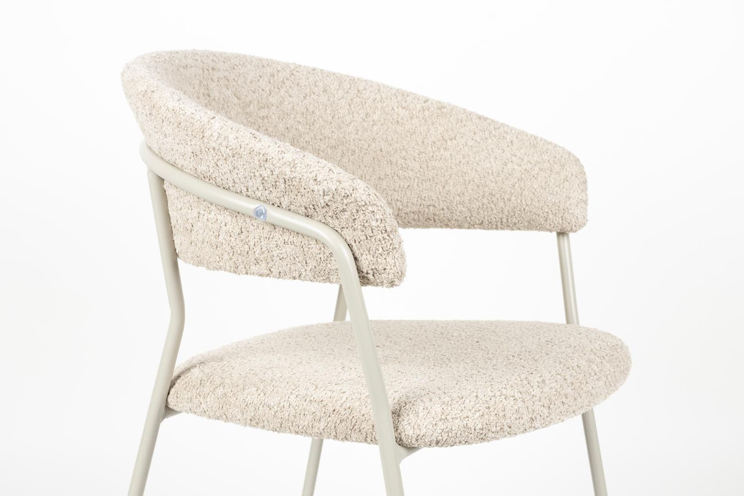 Erleben Sie den eleganten Armlehnstuhl Zeri Off White von White Label Living – perfekter Sitzkomfort und modernes Design für Ihr Zuhause.