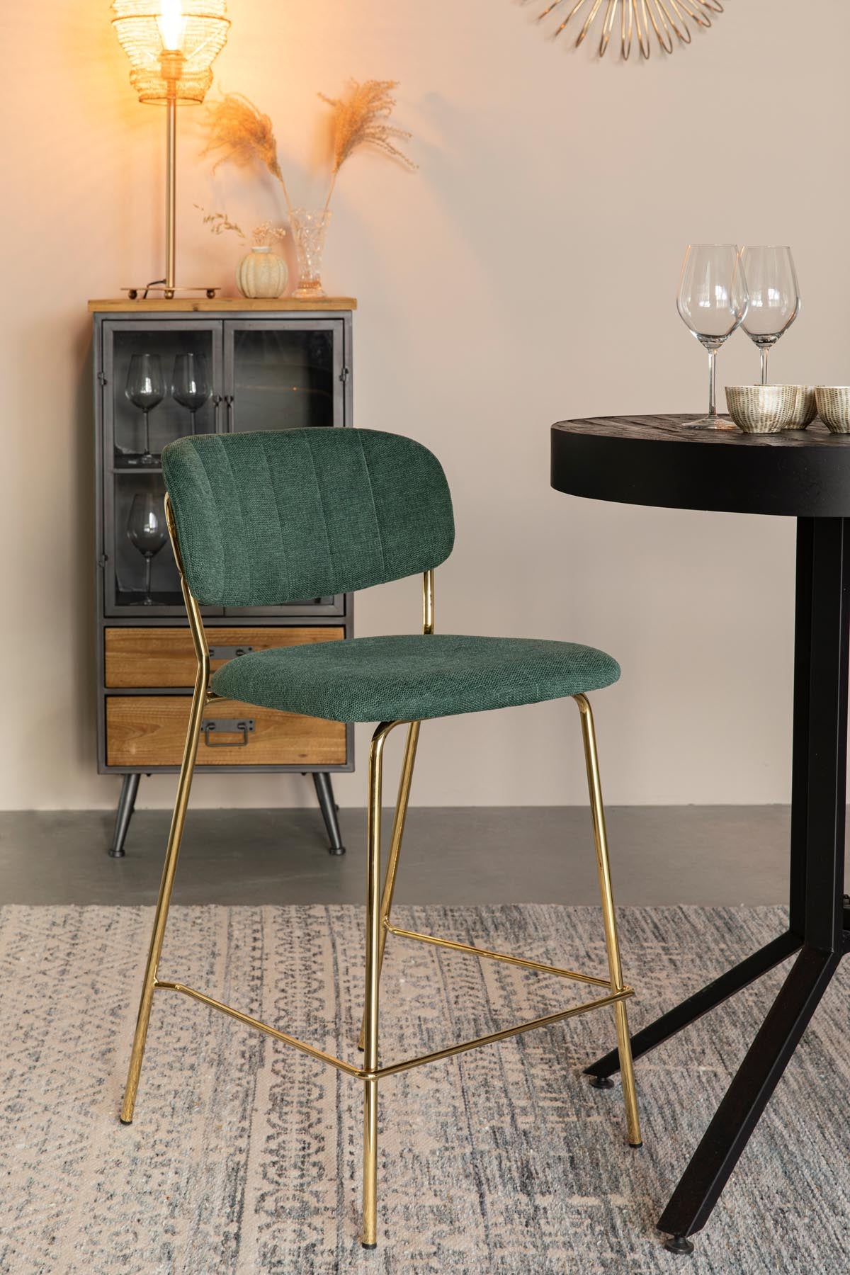Barstuhl Jolien gepolstert in Gold/Dunkelgrün präsentiert im Onlineshop von KAQTU Design AG. Barstuhl ist von White Label Living