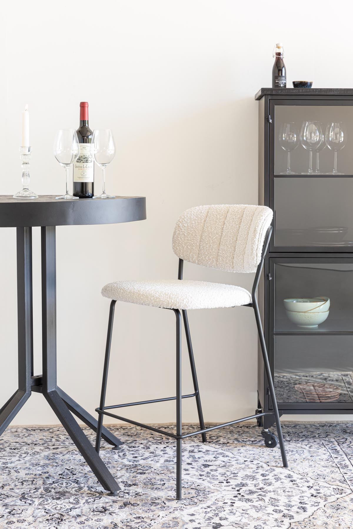Barstuhl Jolien gepolstert in Weiss präsentiert im Onlineshop von KAQTU Design AG. Barstuhl ist von White Label Living
