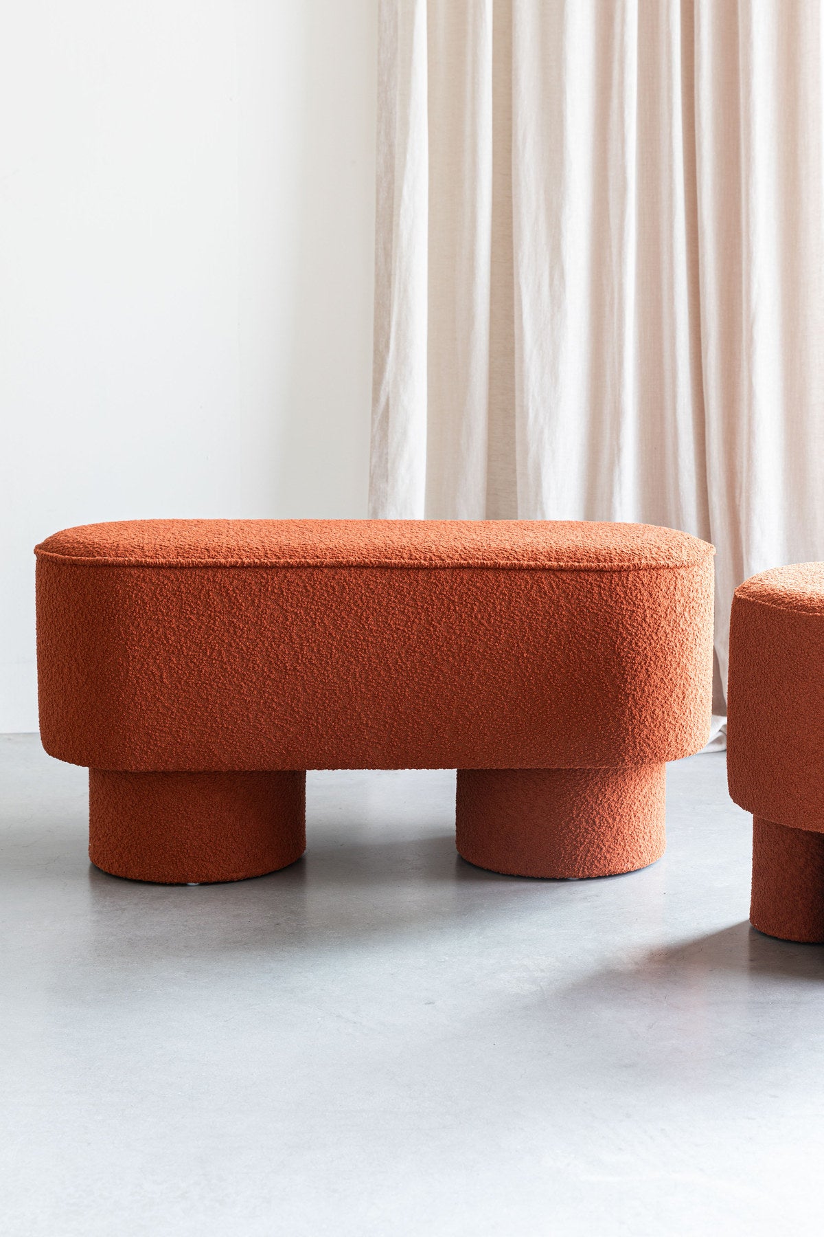 Bank Marcos in Rotbraun präsentiert im Onlineshop von KAQTU Design AG. Sitzbank ist von White Label Living