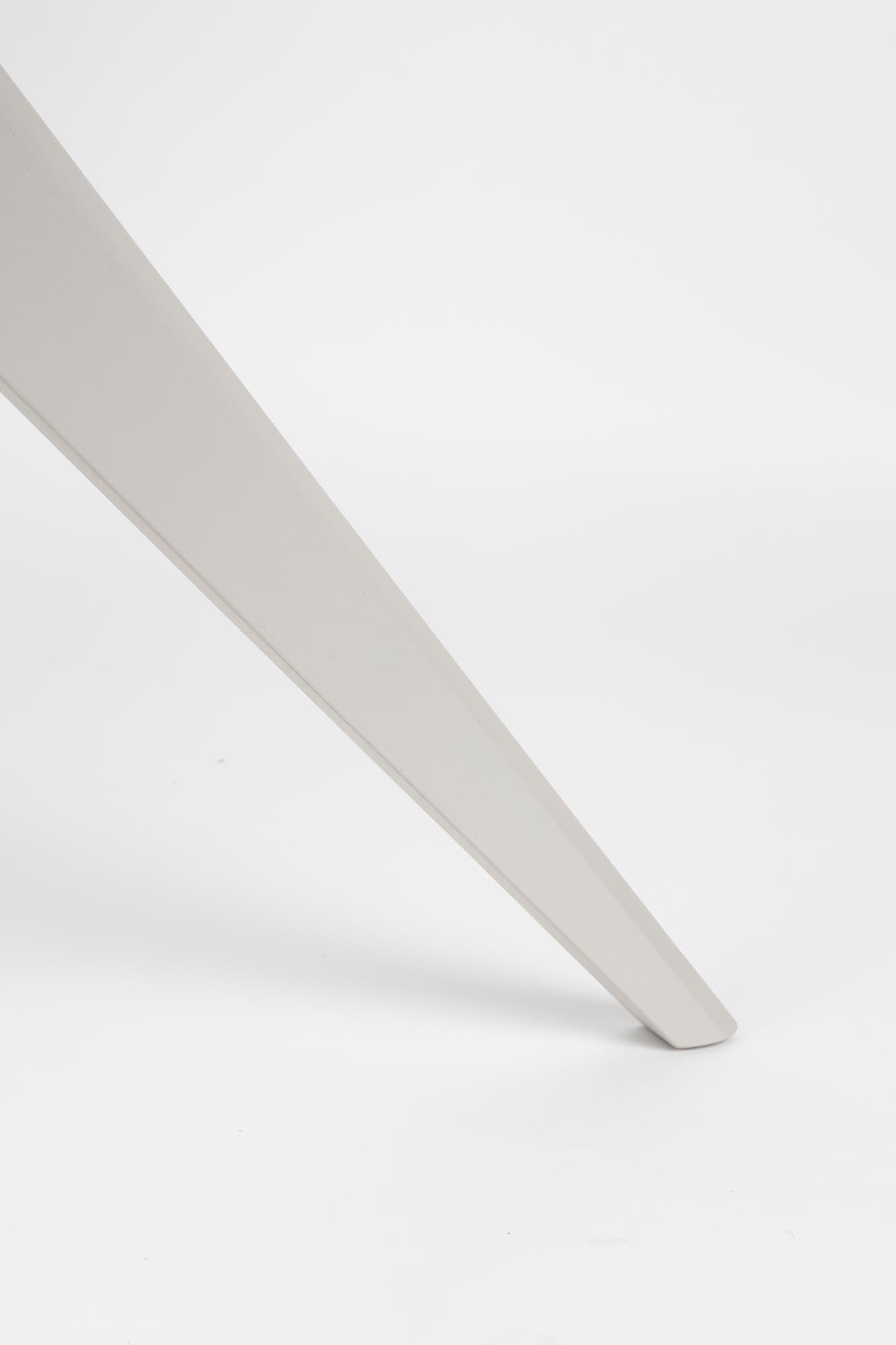 Verleihen Sie Ihrem Essbereich Stil mit dem Zeme Round Esstisch von White Label Living – modern, robust und perfekt für gesellige Runden.