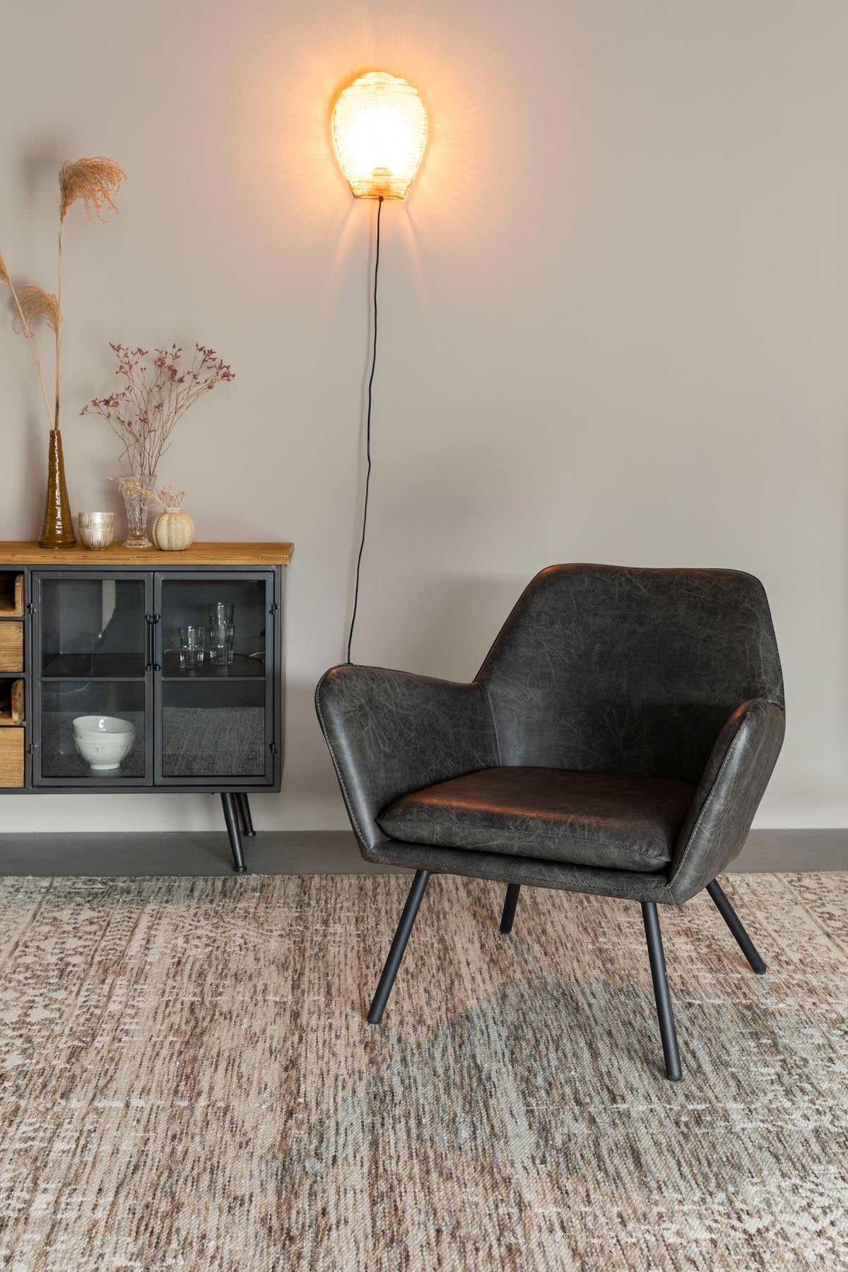 Sessel BON in Dunkelgrau präsentiert im Onlineshop von KAQTU Design AG. Sessel mit Armlehnen ist von White Label Living
