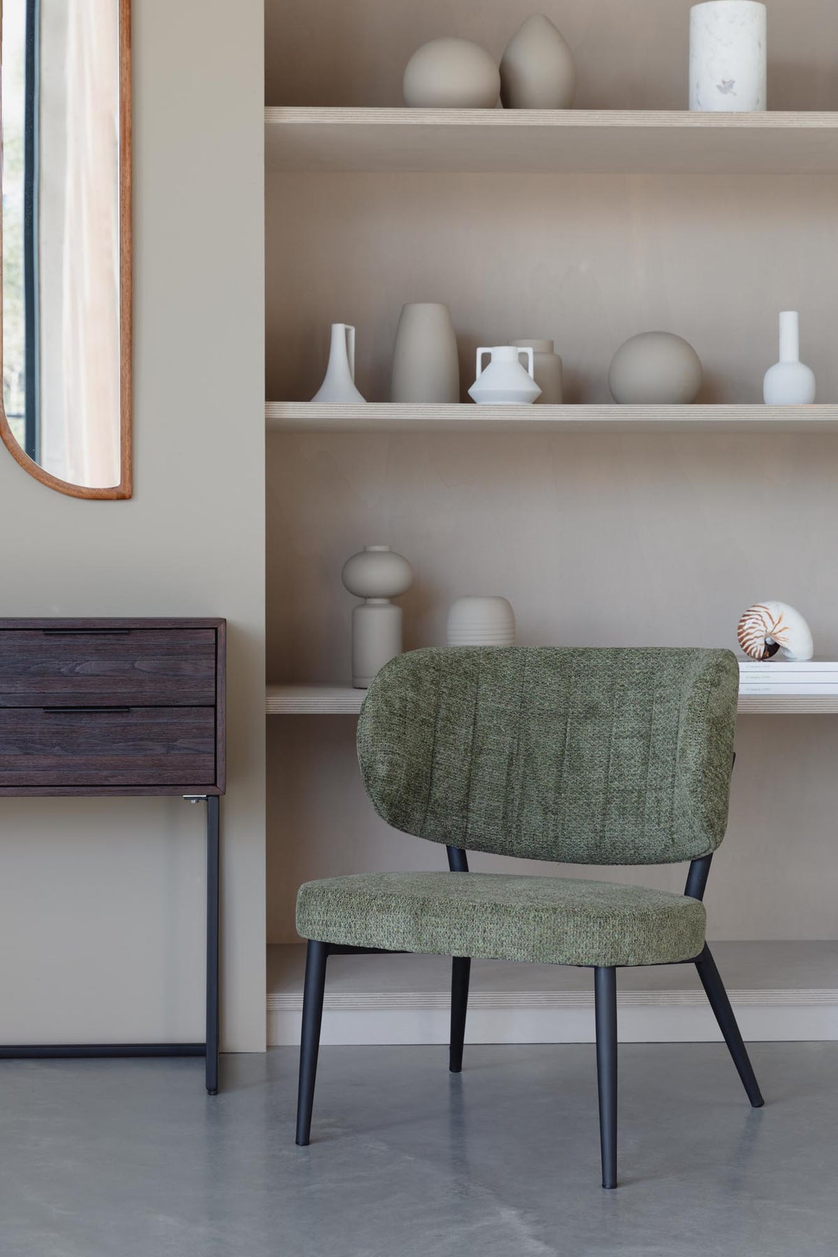 Sessel Sanne von White Label Living: grüngrauer Polyester-Bezug, schwarzer Metallrahmen, gepolsterter Sitz und Rückenlehne mit Ziersteppmuster.