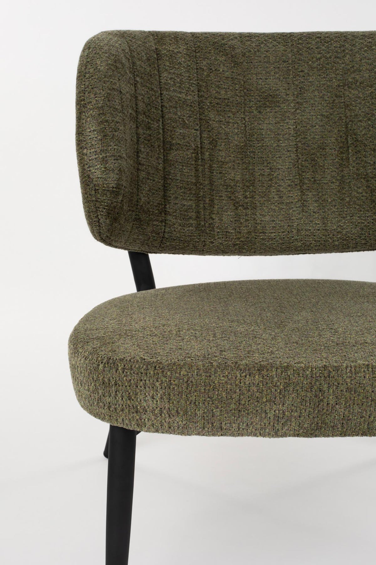 Sessel Sanne von White Label Living: grüngrauer Polyester-Bezug, schwarzer Metallrahmen, gepolsterter Sitz und Rückenlehne mit Ziersteppmuster.