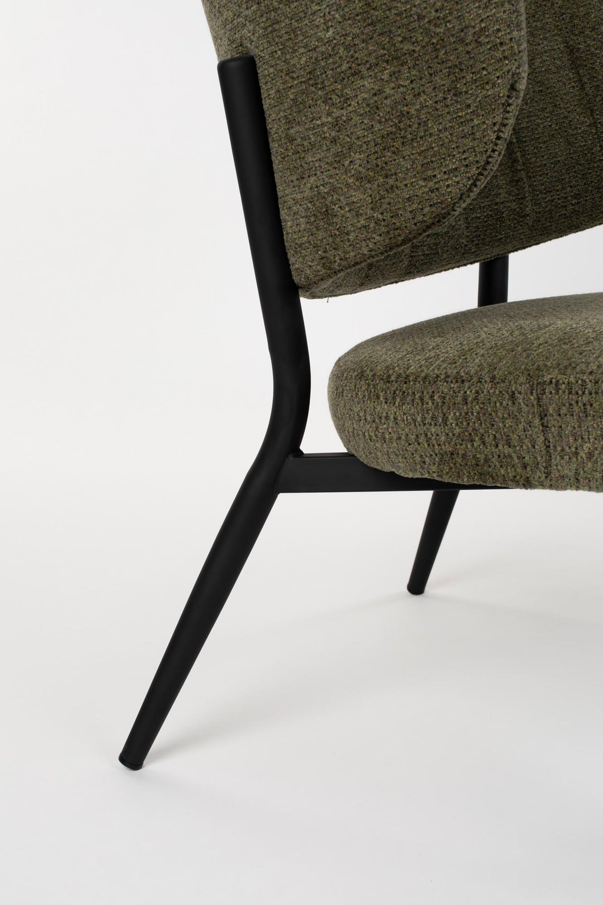 Sessel Sanne von White Label Living: grüngrauer Polyester-Bezug, schwarzer Metallrahmen, gepolsterter Sitz und Rückenlehne mit Ziersteppmuster.
