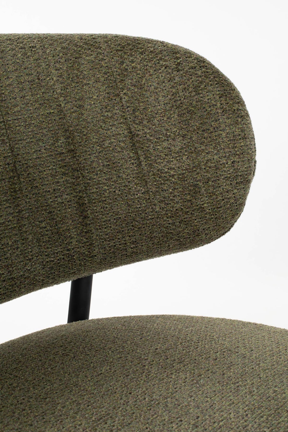 Sessel Sanne von White Label Living: grüngrauer Polyester-Bezug, schwarzer Metallrahmen, gepolsterter Sitz und Rückenlehne mit Ziersteppmuster.
