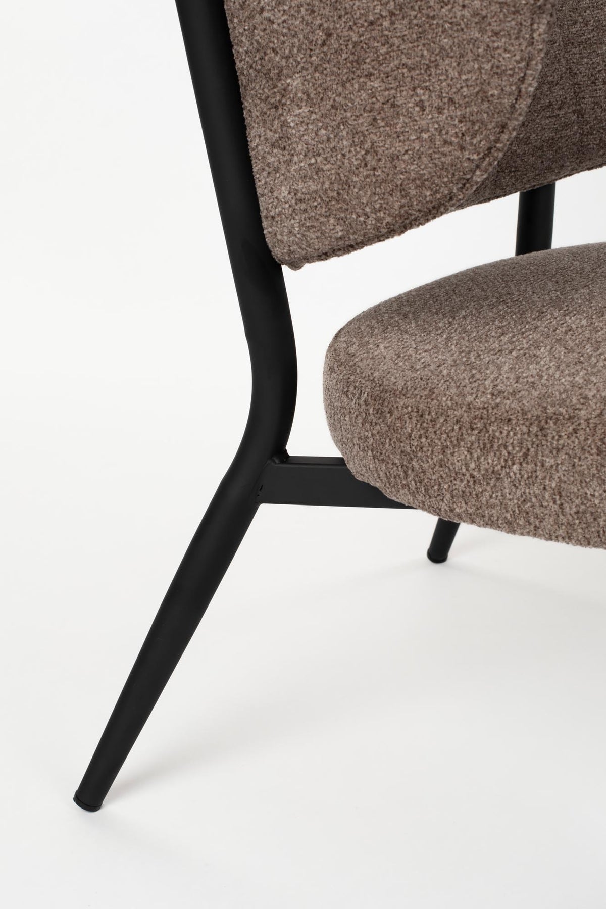 Braun gepolsterter Sessel Sanne mit Stahlrahmen, Rückenlehne mit Zierstich, Sitzschale aus Birken-Sperrholz, Frontalansicht.
