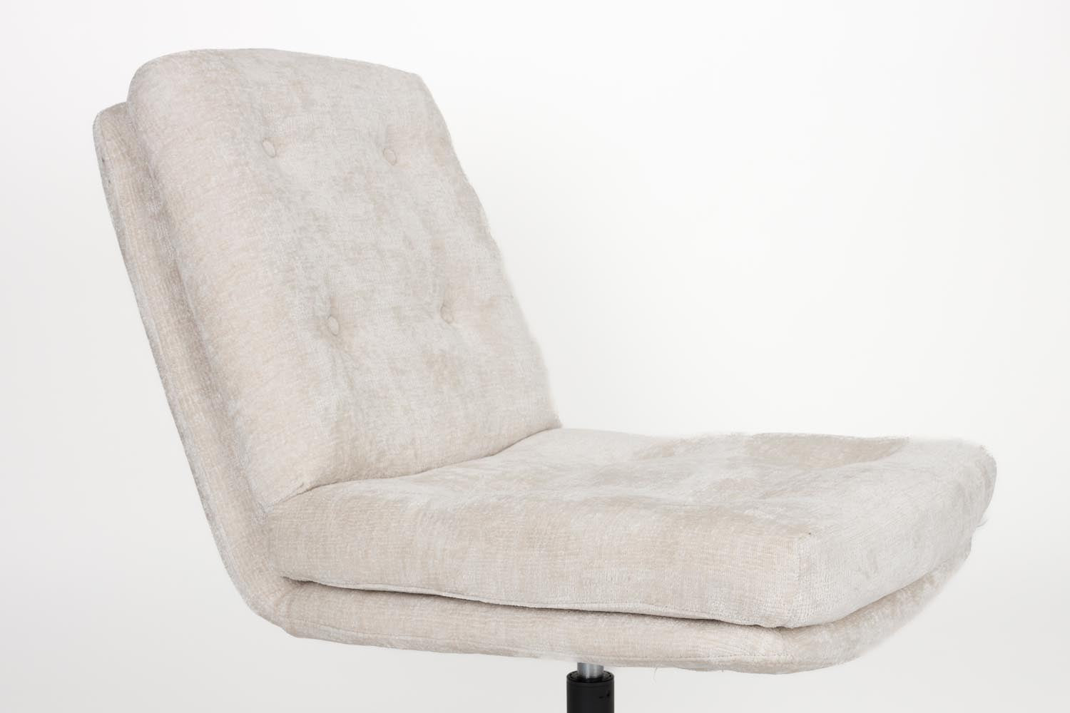 Der Kai Sessel von White Label Living bietet stilvolles Design und Komfort, ideal für moderne Wohnräume.